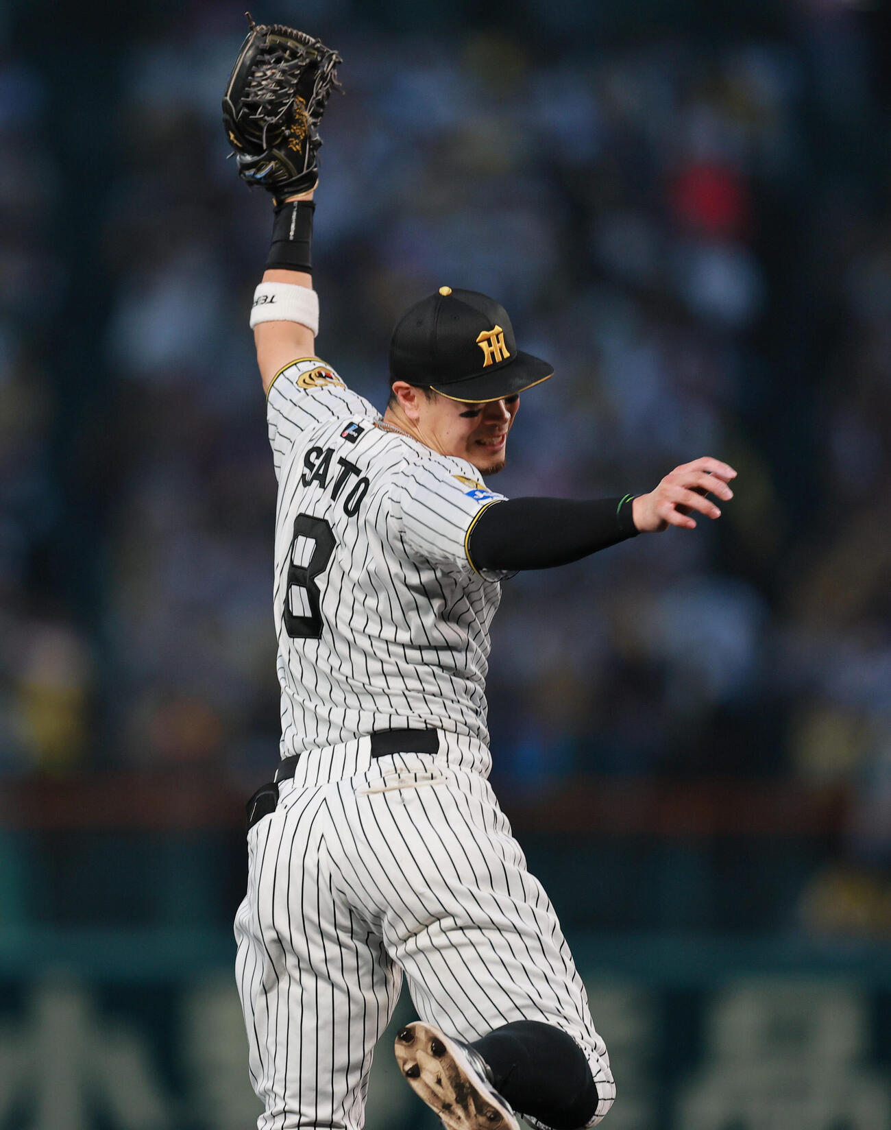 阪神対ヤクルト　4回表ヤクルト1死、佐藤輝明は吉村貢司郎の三ゴロをさばく（撮影・上山淳一）