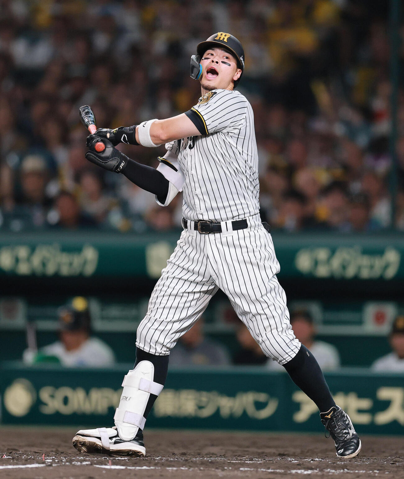 阪神対ヤクルト　5回裏阪神無死、佐藤輝明は空振り三振に倒れ落胆する（撮影・上山淳一）