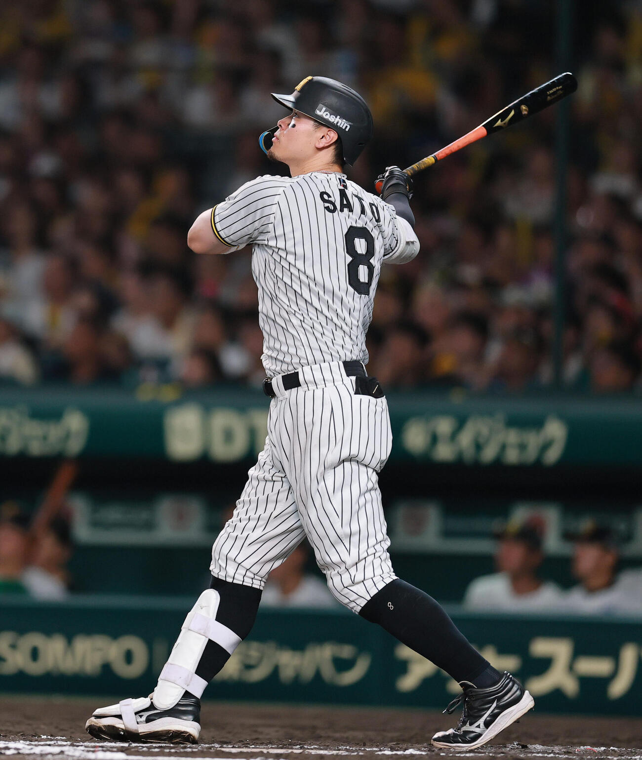 阪神対ヤクルト　7回裏阪神1死一塁、佐藤輝明は2点本塁打を放つ（撮影・上山淳一）