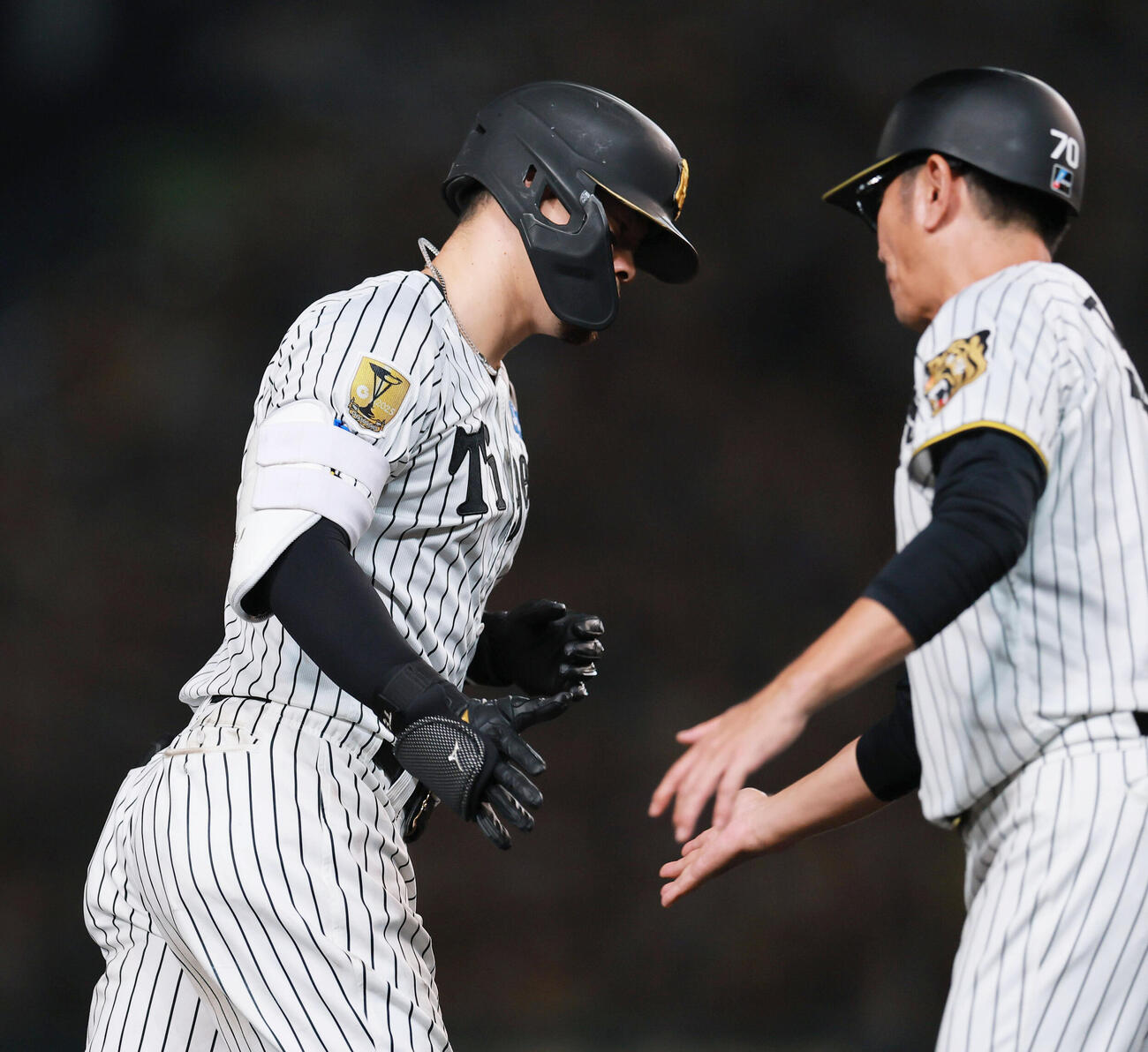 阪神対ヤクルト　7回裏阪神1死一塁、佐藤輝明は2点本塁打を放ちダイヤモンドを1周する撮影・上山淳一）