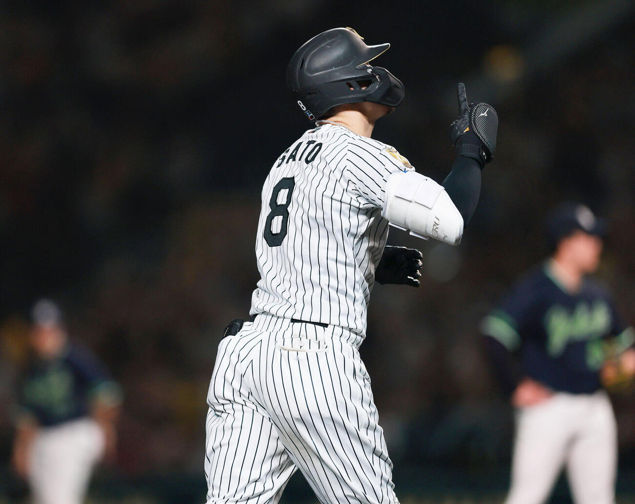 阪神対ヤクルト　7回裏阪神1死一塁、佐藤輝明は2点本塁打を放ちダイヤモンドを1周する撮影・上山淳一）