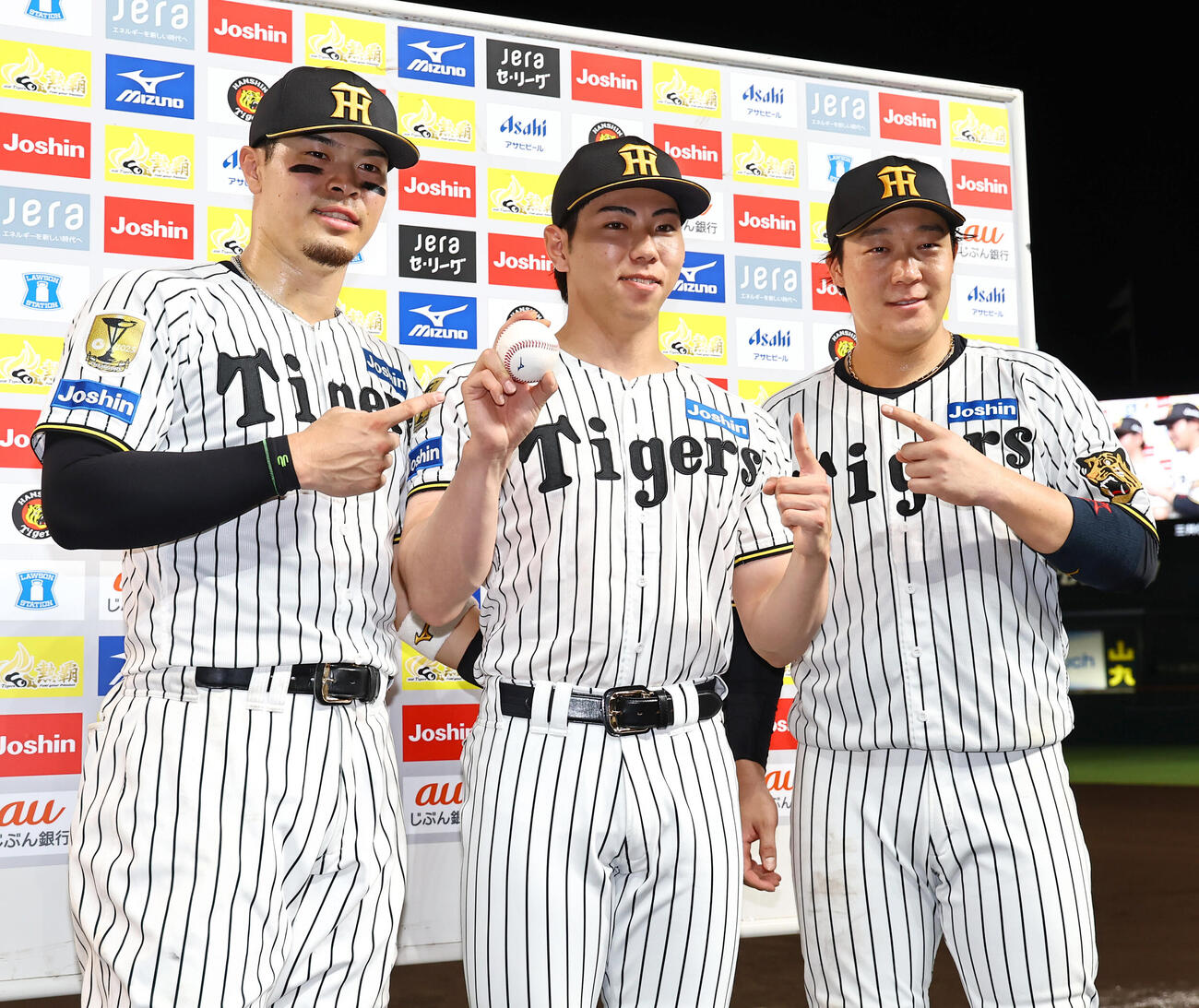 阪神対ヤクルト　工藤泰成（中央）のプロ初勝利を称える佐藤輝明（左）と大山悠輔（撮影・上田博志）