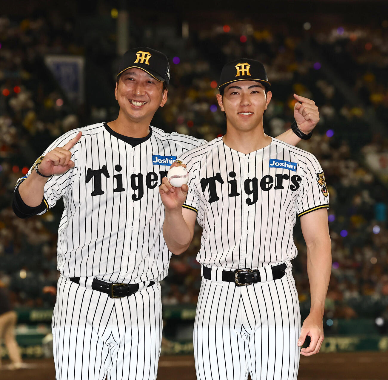 阪神対ヤクルト　プロ初勝利の阪神工藤泰成（右）は藤川球児監督の祝福に笑顔を見せる（撮影・上田博志）