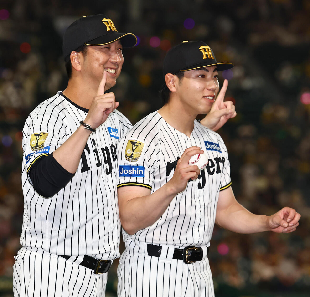 阪神対ヤクルト　プロ初勝利の工藤泰成（右）は藤川球児監督の祝福に笑顔を見せる（撮影・上田博志）