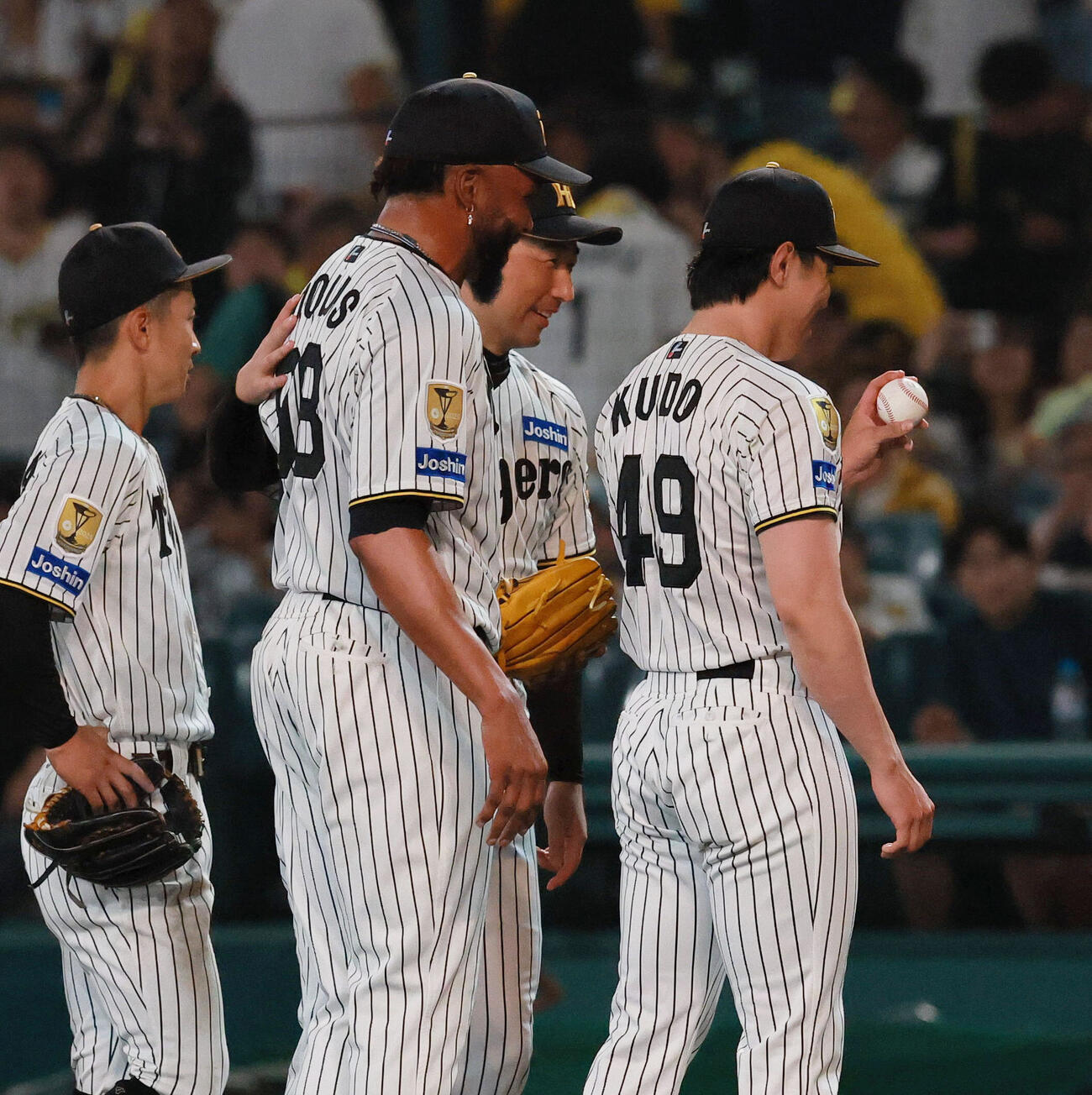 阪神対ヤクルト　初勝利を挙げた阪神工藤泰成（右）はラファエル・ドリスからウイニングボールを受け取る（撮影・上山淳一）