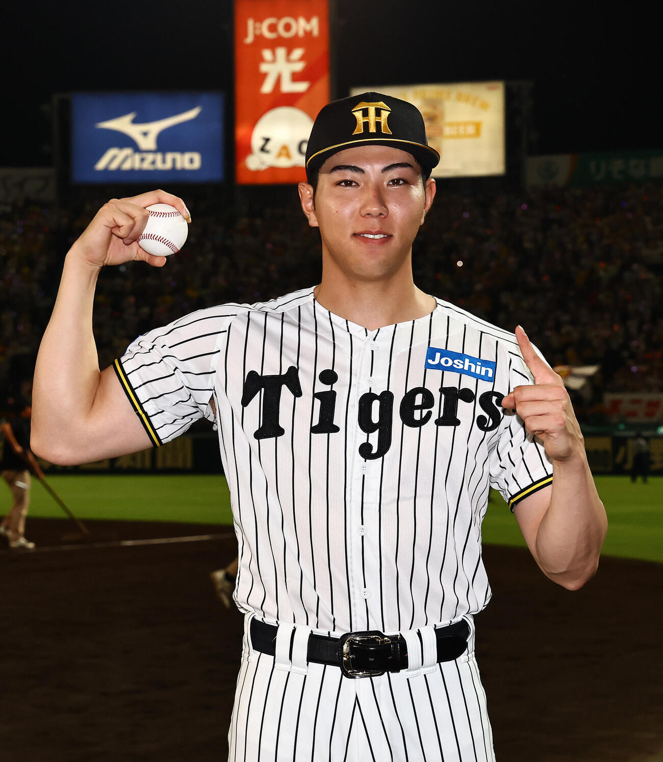 阪神対ヤクルト　プロ初勝利をあげた工藤泰成は勝利球を手にガッツポーズ（撮影・上田博志）