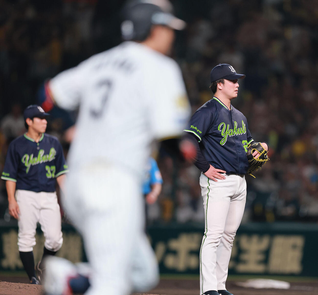 阪神対ヤクルト　7回裏阪神1死、吉村貢司郎は大山悠輔（手前）に本塁打を浴びる（撮影・上山淳一）