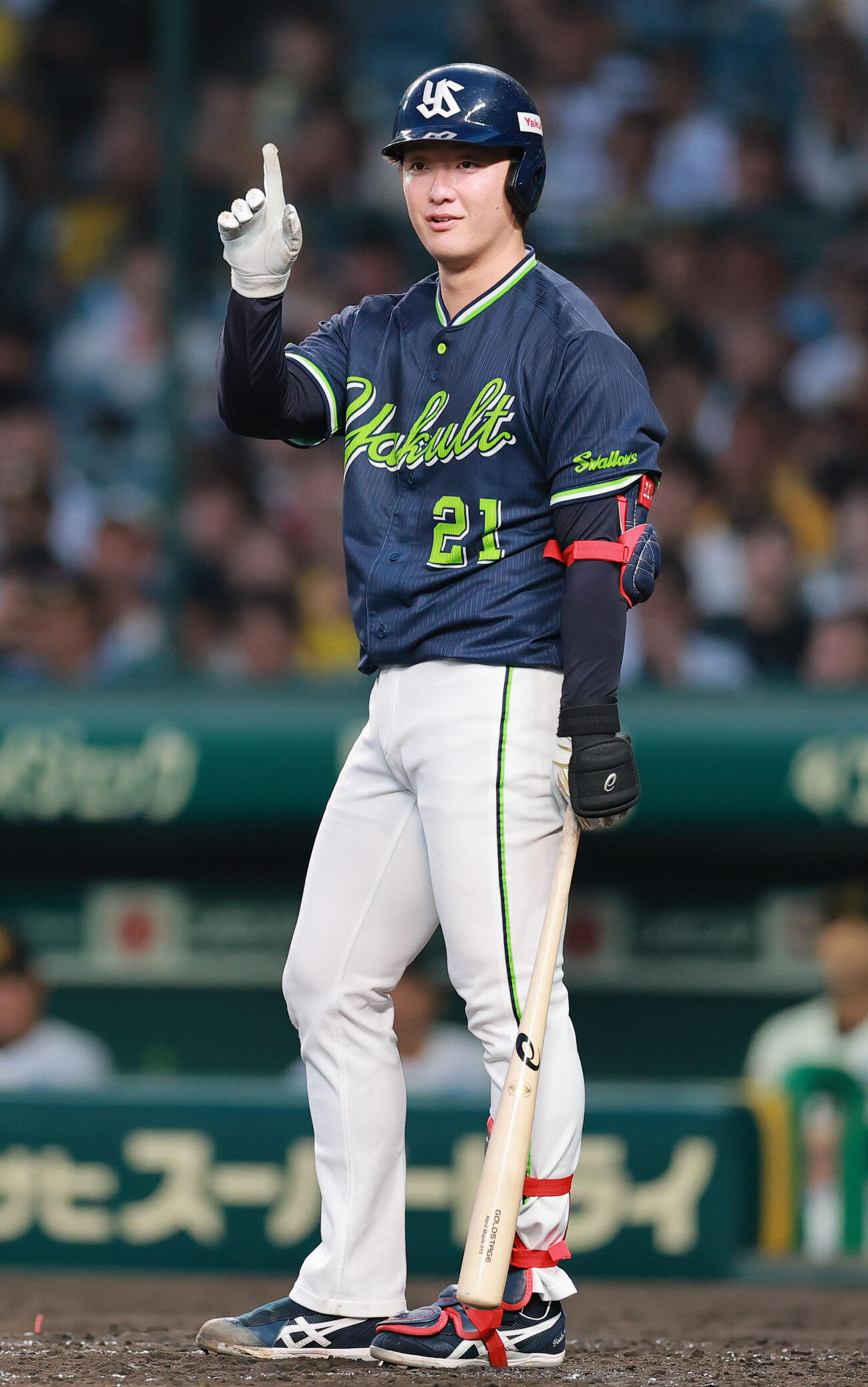 阪神対ヤクルト　4回表ヤクルト無死一塁、サインを確認する吉村貢司郎（撮影・上山淳一）