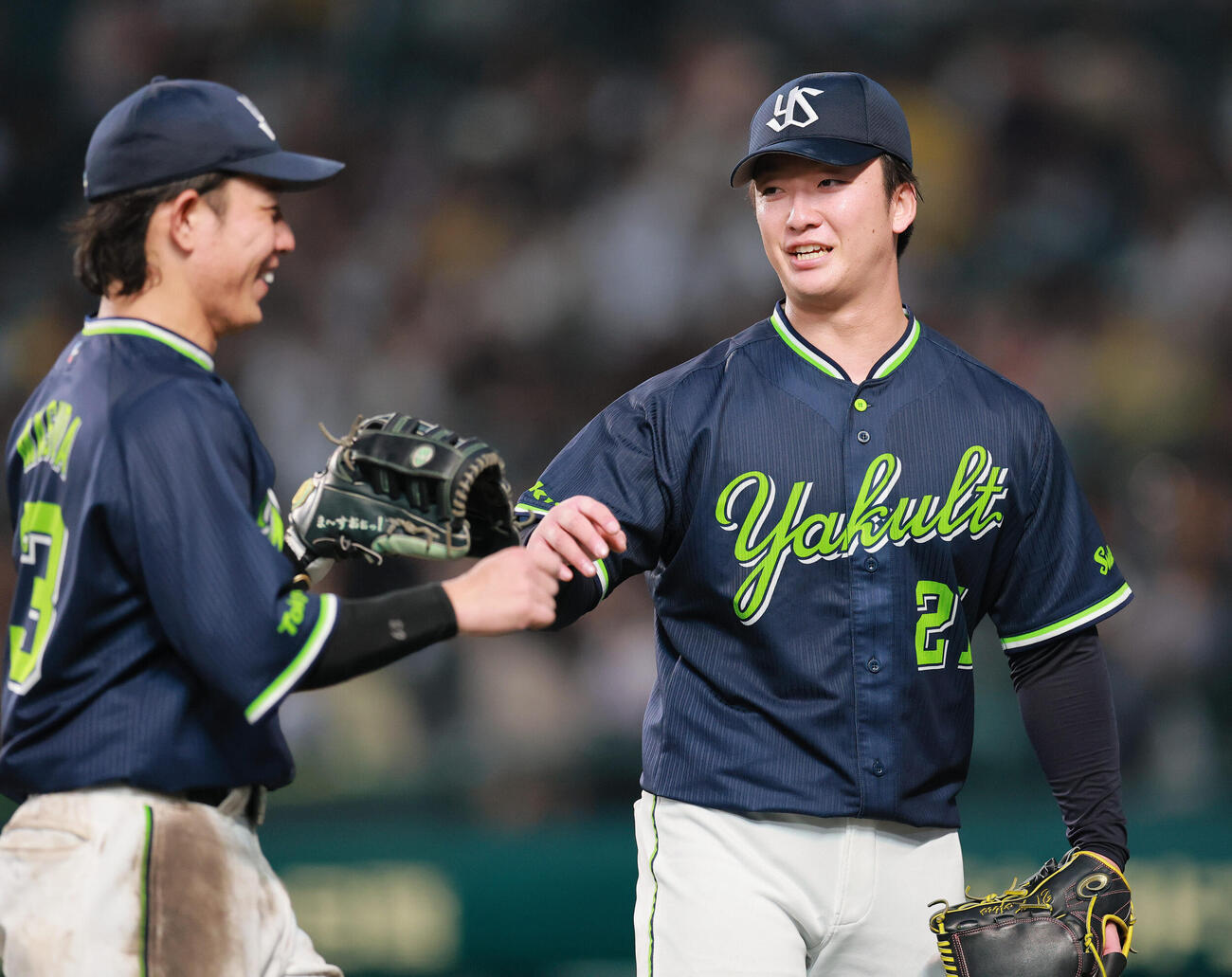 阪神対ヤクルト　4回裏を投げ終えた吉村貢司郎（右）はベンチ前で野手を笑顔で出迎える（撮影・上山淳一）