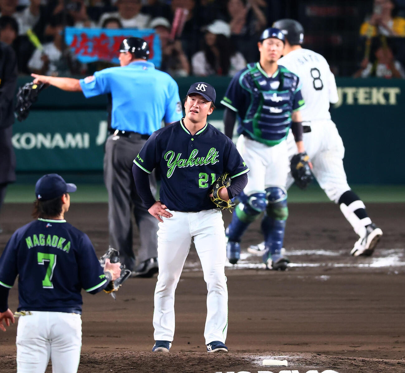 阪神対ヤクルト　7回裏阪神1死一塁、吉村貢司郎は佐藤輝明に中越え2点本塁打を浴びる（撮影・加藤哉）