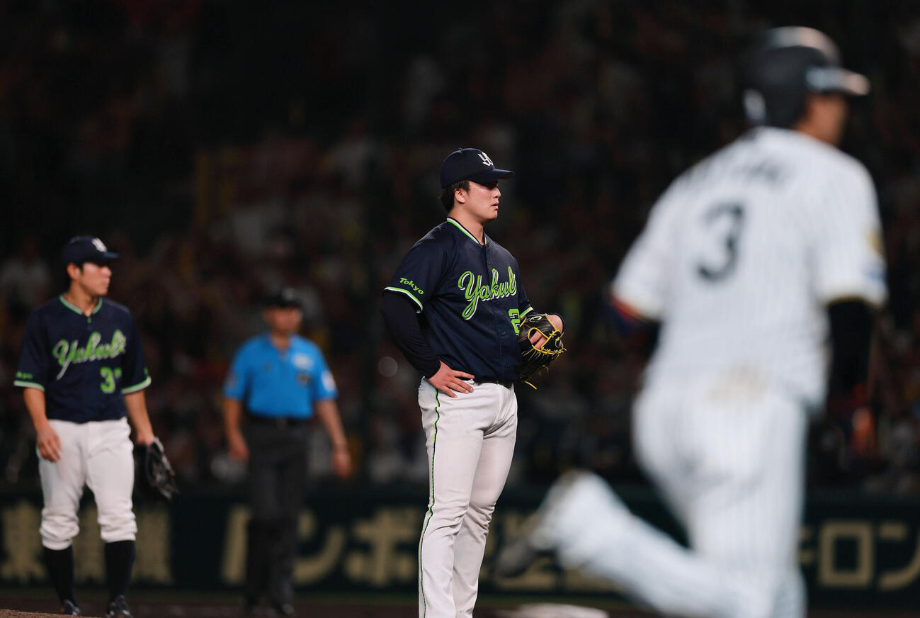 阪神対ヤクルト　7回裏阪神1死、吉村貢司郎は大山悠輔（手前）に本塁打を浴びる（撮影・上山淳一）