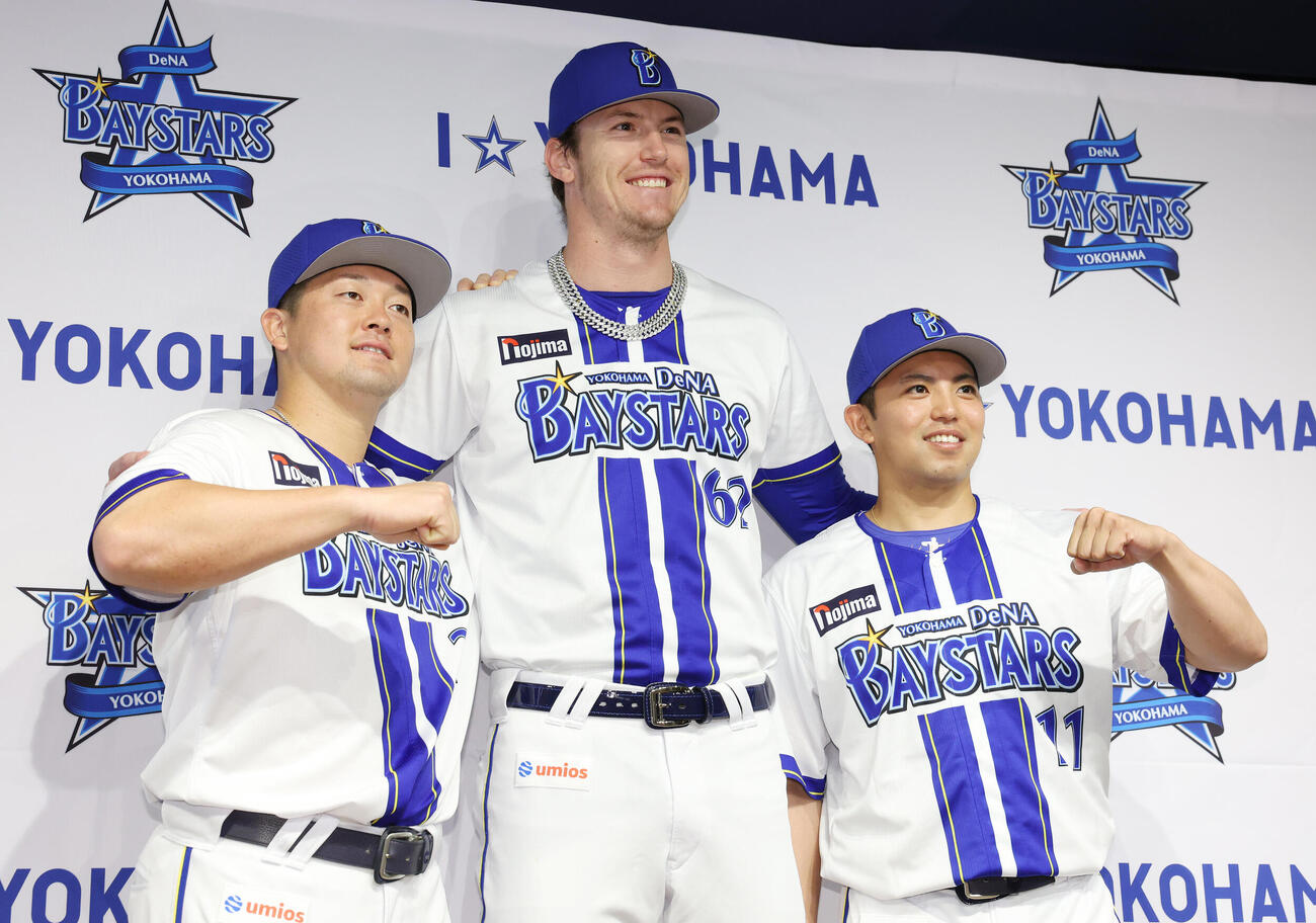 「マイナビオールスターゲーム2026」に監督選抜で選出され、記念撮影に納まるDeNA牧秀悟（左）、ショーン・レイノルズ（中央）、東克樹（撮影・宮地輝）