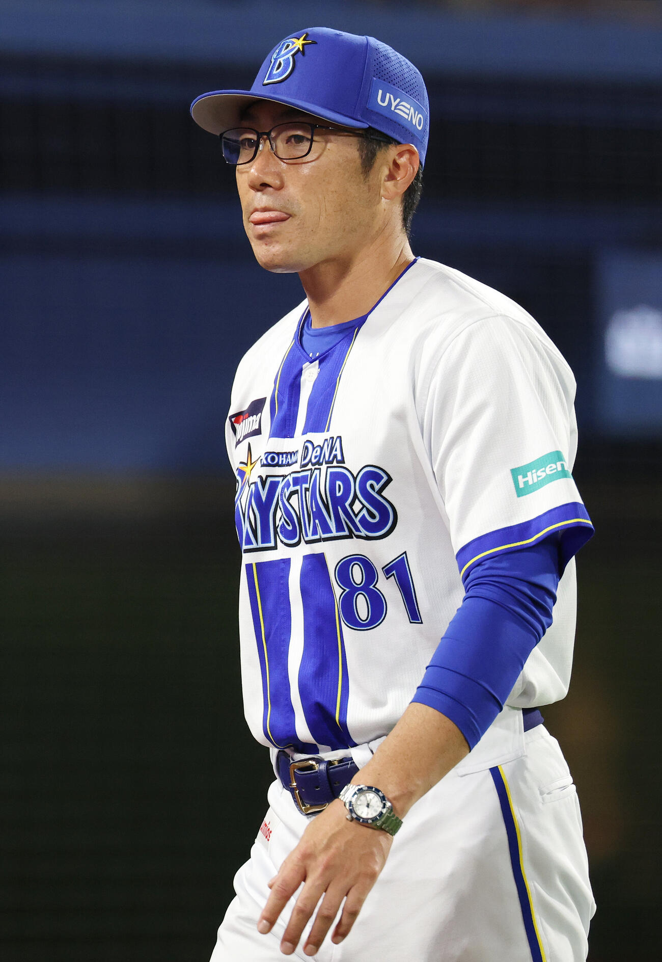DeNA対巨人　8回表、選手交代を告げベンチに下がるDeNA相川亮二監督（撮影・宮地輝）