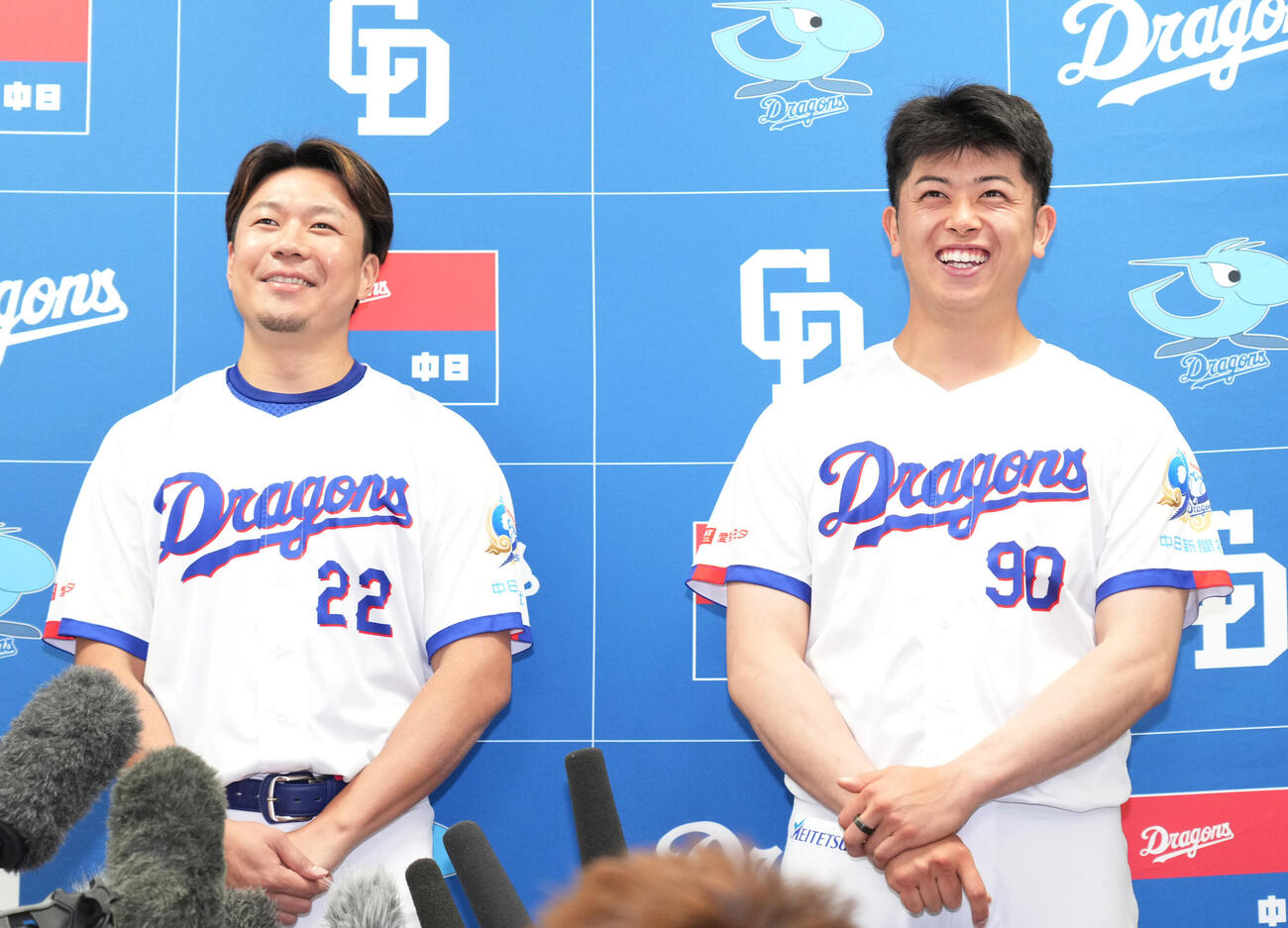 マイナビオールスターゲーム2026監督選抜・選出選手として出場が決まり明るい表情で会見する大野雄大（左）と松山晋也（撮影・森本幸一）
