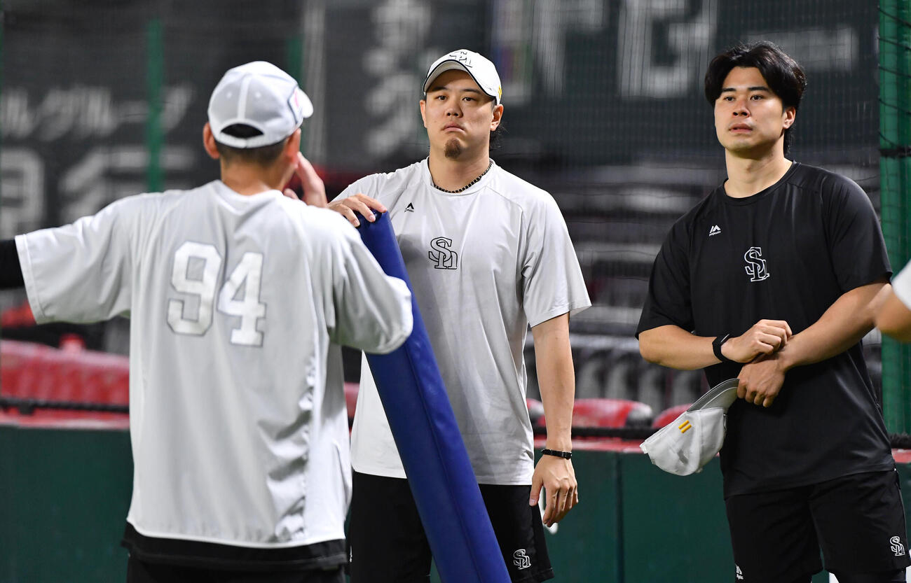 練習開始前の円陣で倉野信次投手チーフコーチ兼投手ヘッドコーディネーター（左）の話を聞くソフトバンク上茶谷大河（中央）と松本晴（撮影・岩下翔太）