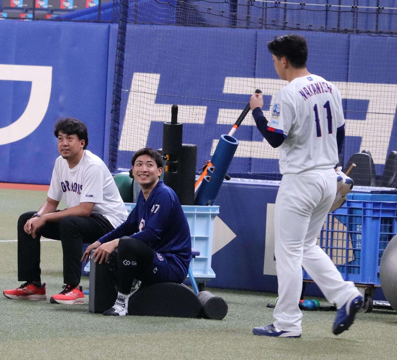 投手練習に参加し笑顔をみせる中日吉田聖弥投手（中央）