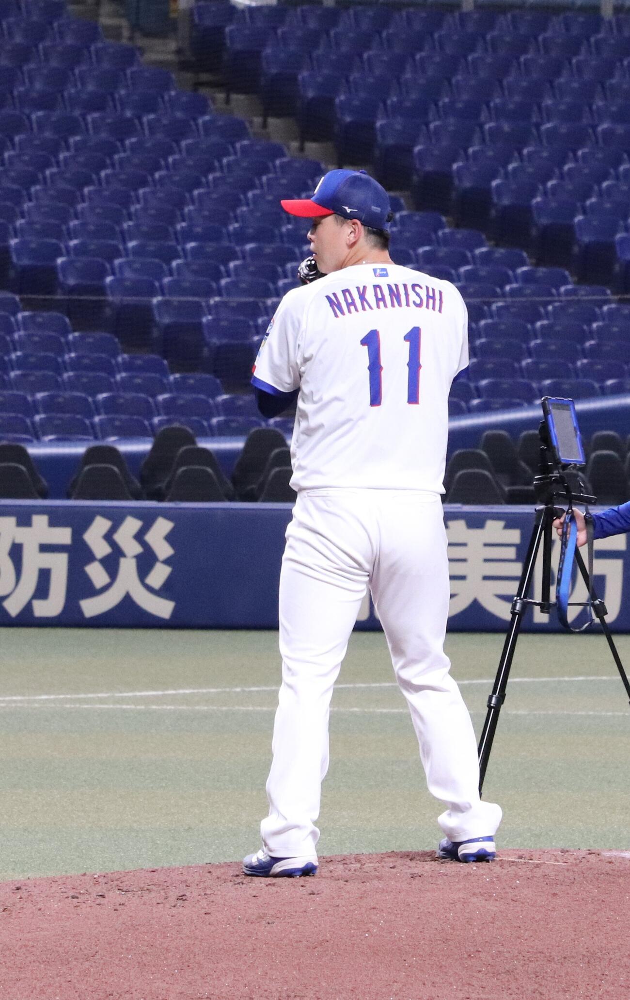 先発投手練習に参加し、マウンドで投球練習を行う中日中西聖輝