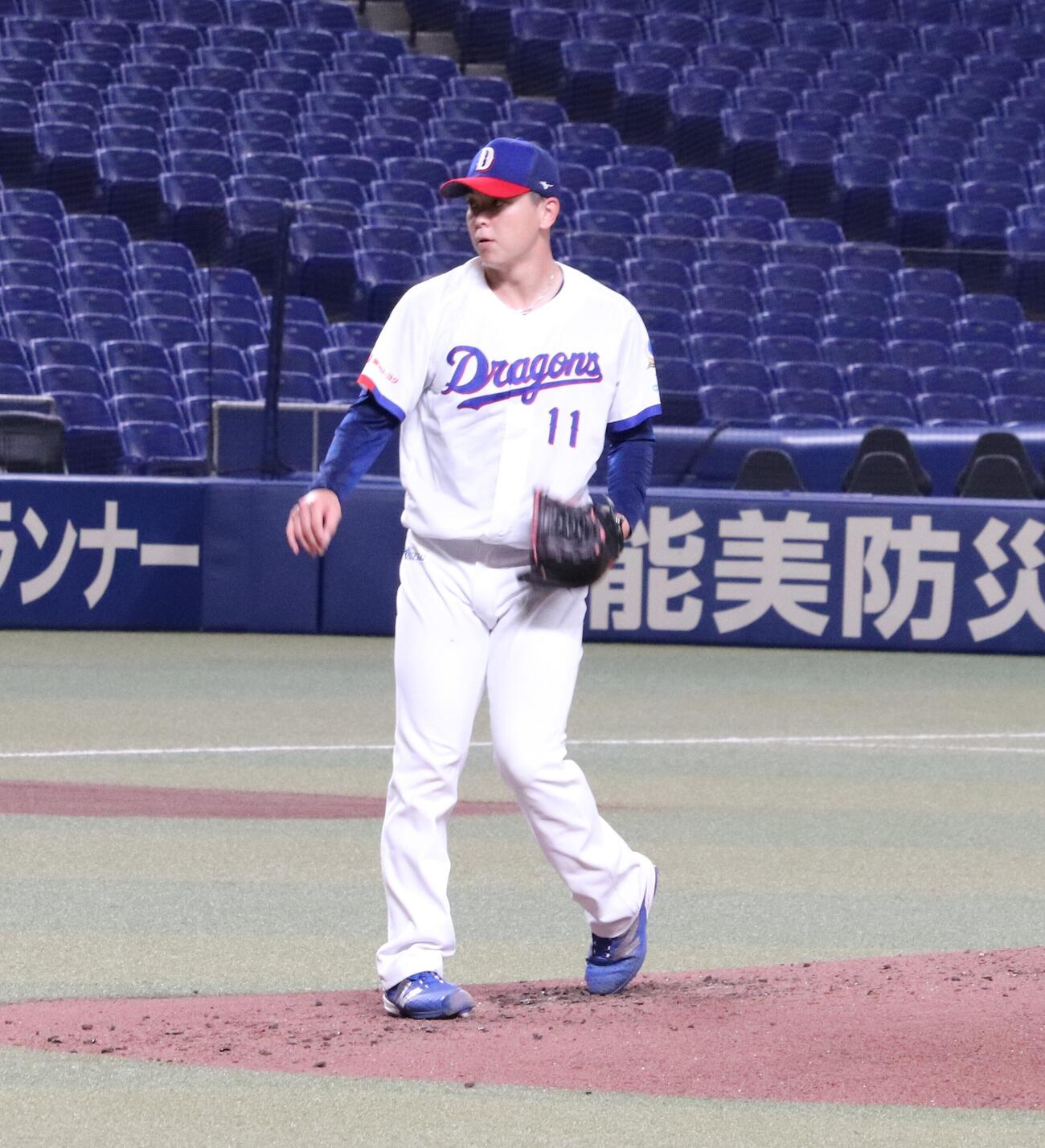 先発投手練習に参加し、マウンドで投球練習を行う中日中西聖輝