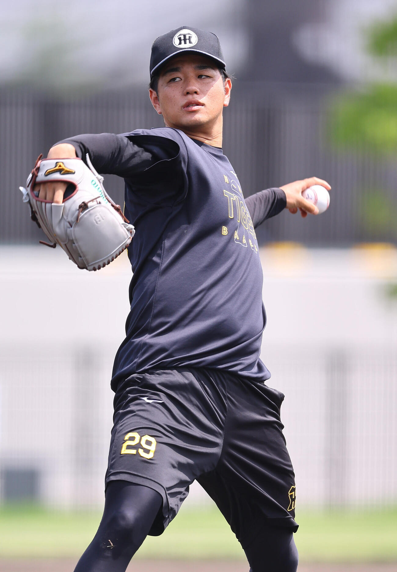 キャッチボールをする高橋遥人（撮影・上田博志）
