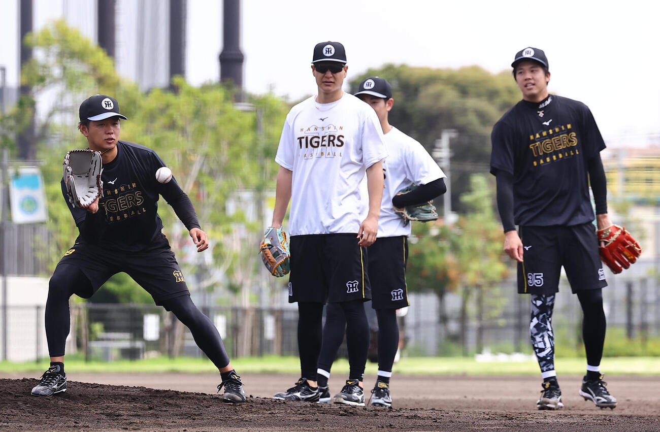 ノックを受ける高橋遥人（撮影・上田博志）