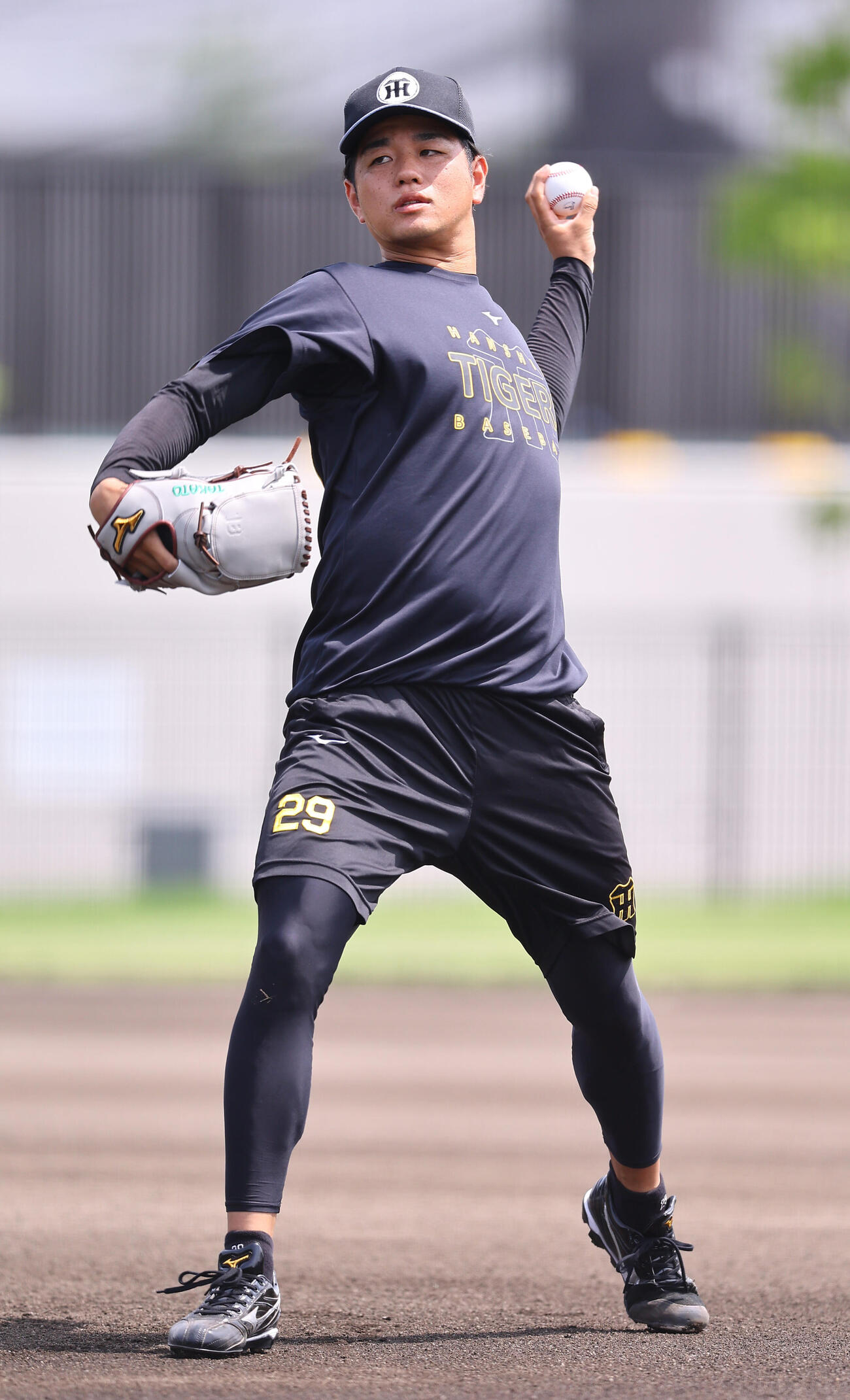 キャッチボールをする高橋遥人（撮影・上田博志）