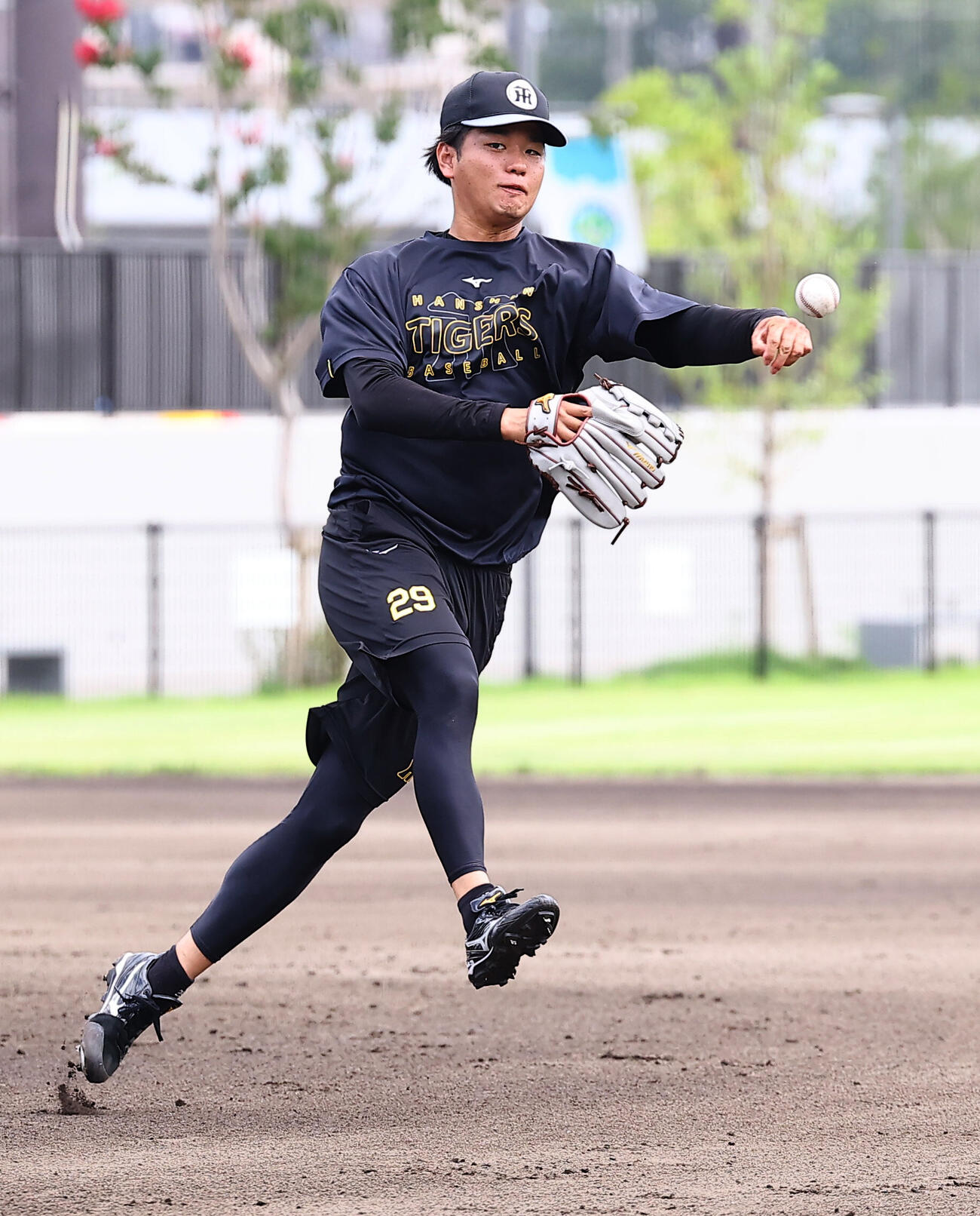 ノックを受ける高橋遥人は軽快な動きを見せる（撮影・上田博志）
