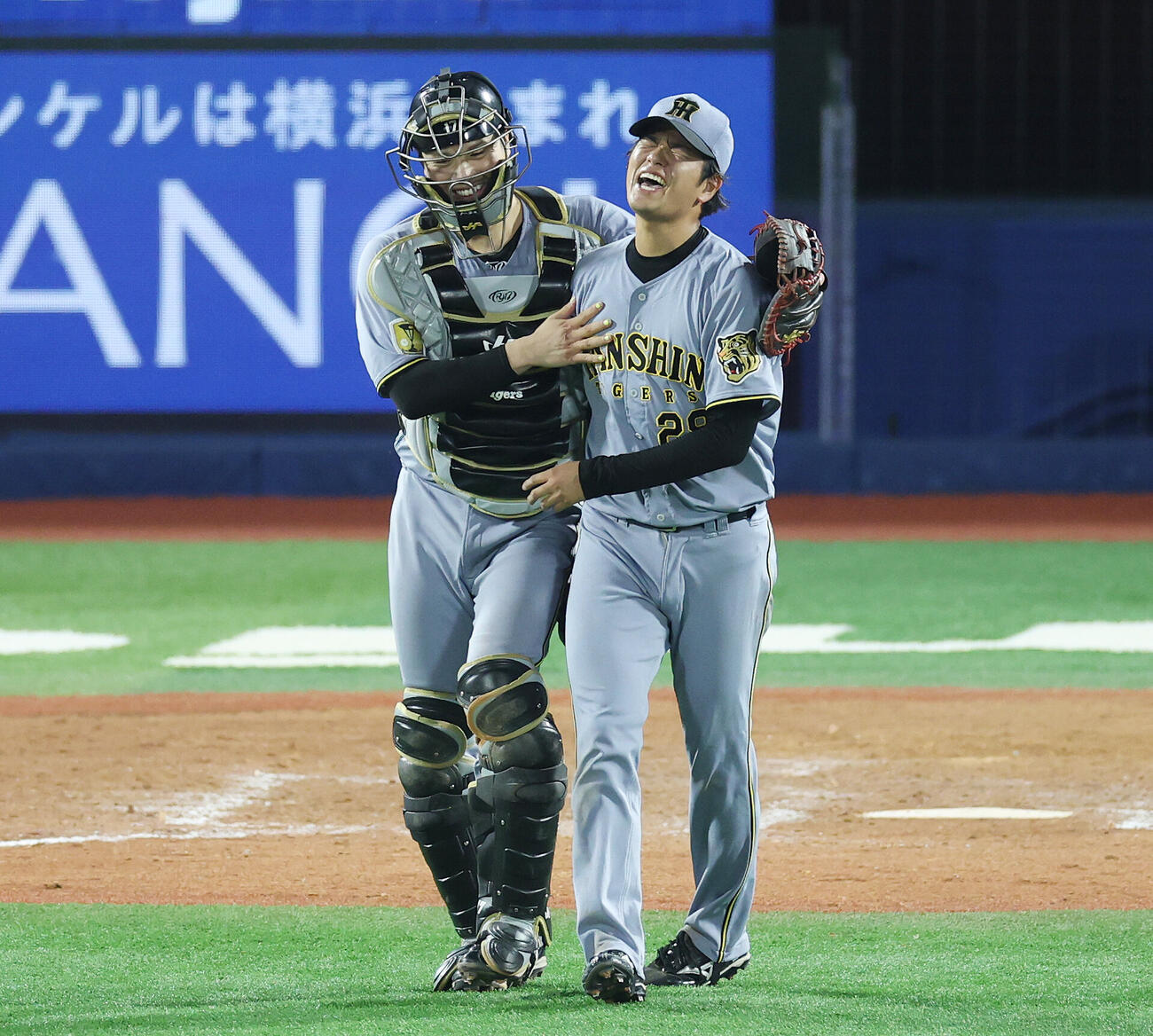 阪神伏見寅威と喜ぶ高橋遥人（2026年6月撮影）
