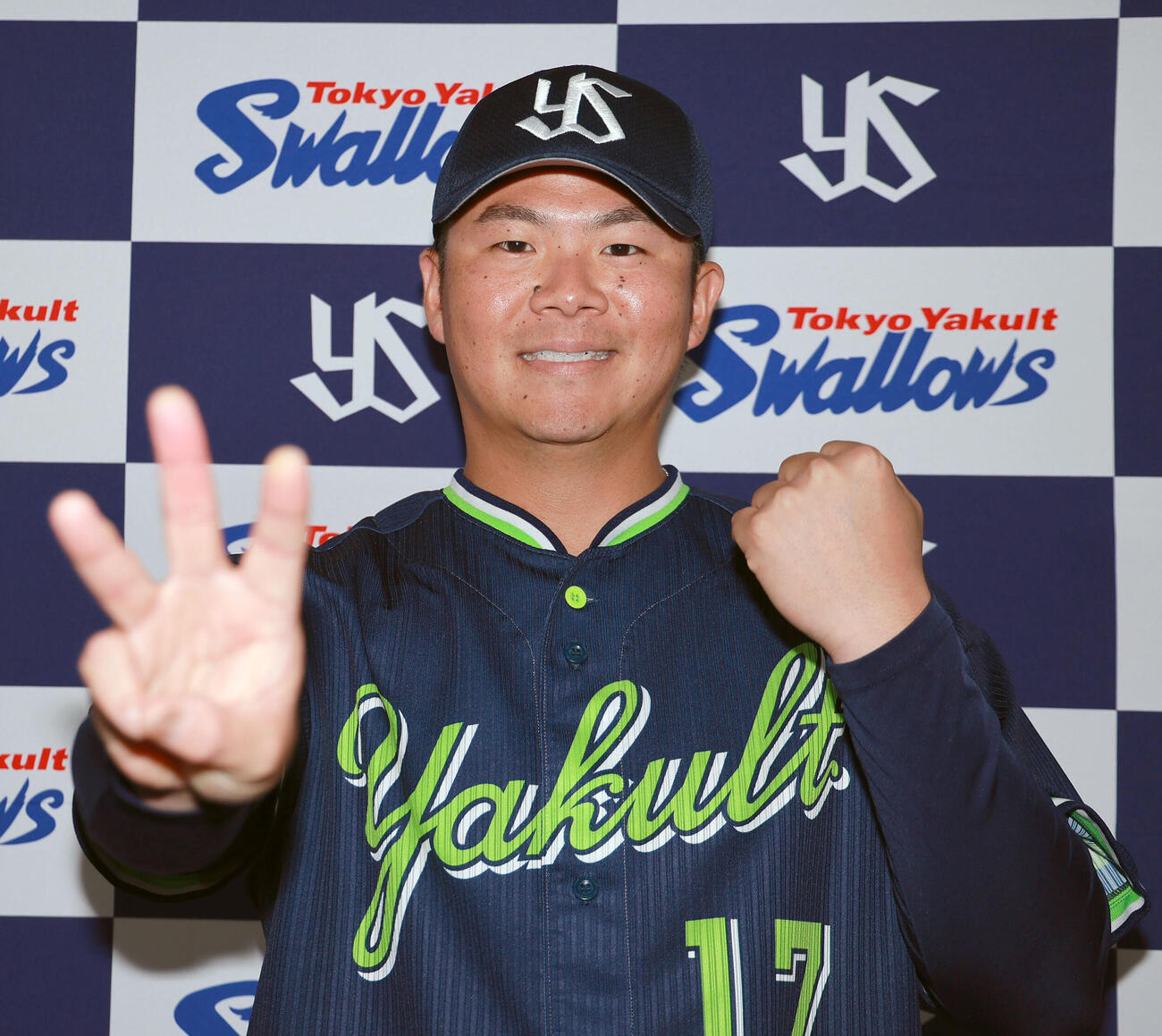 監督選抜で3度目のオールスター出場が決まり笑顔でポーズを決めるヤクルト清水昇（撮影・上山淳一）