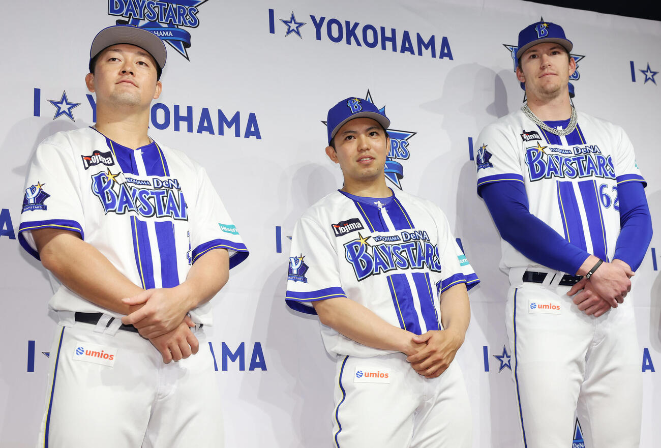 「マイナビオールスターゲーム2026」に監督選抜で選出されたDeNA牧秀悟（左）、東克樹（中央）、ショーン・レイノルズ（撮影・宮地輝）