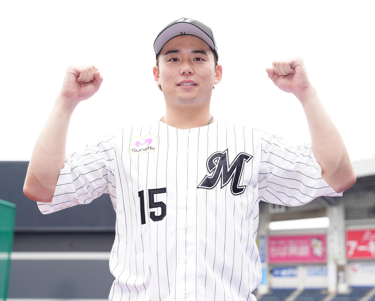監督推薦でオールスターに選ばれ、笑顔でガッツポーズするロッテ横山陸人（撮影・鈴木みどり）