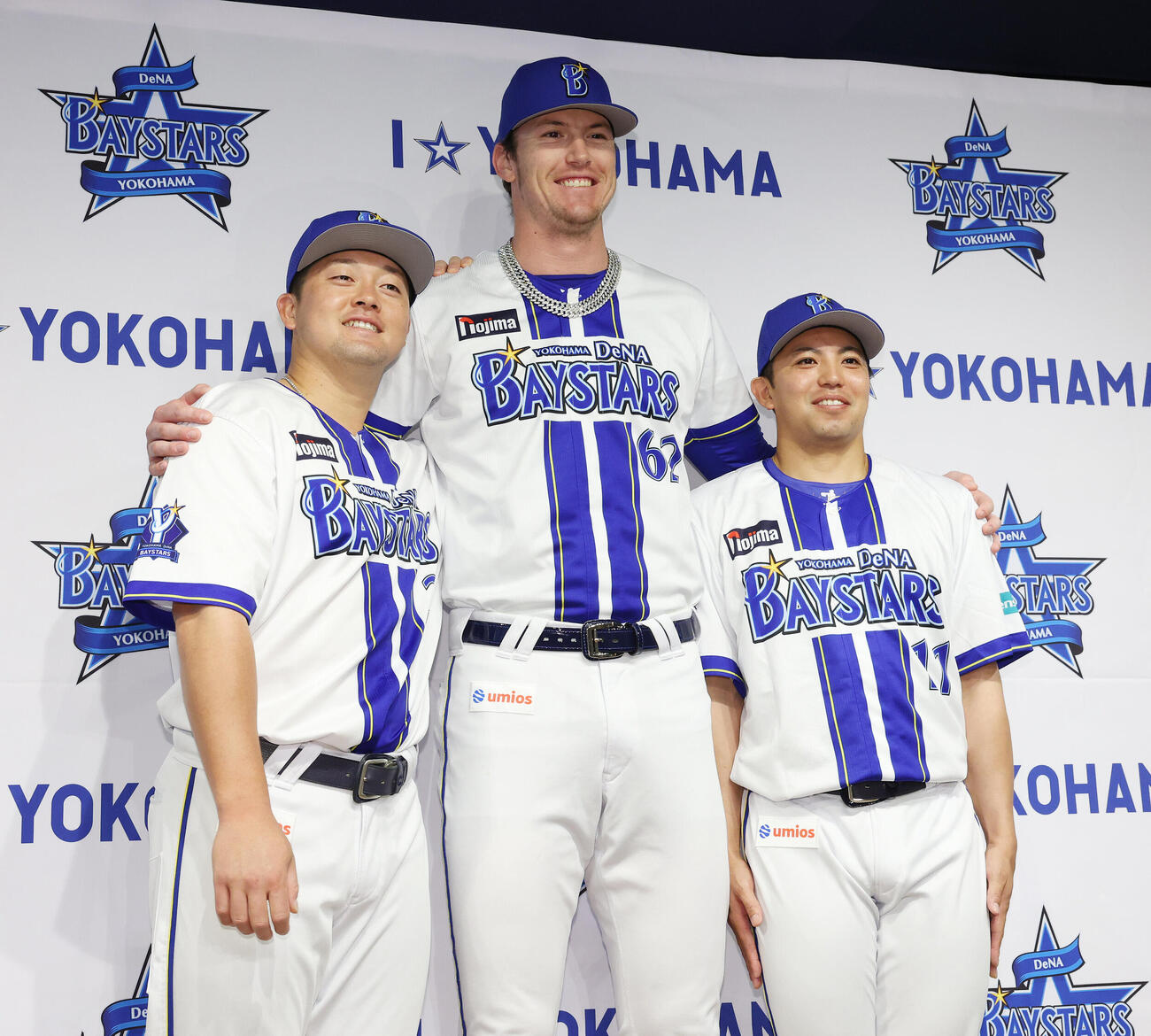 「マイナビオールスターゲーム2026」に監督選抜で選出され、記念撮影に納まるDeNA牧秀悟（左）、ショーン・レイノルズ（中央）、東克樹（撮影・宮地輝）