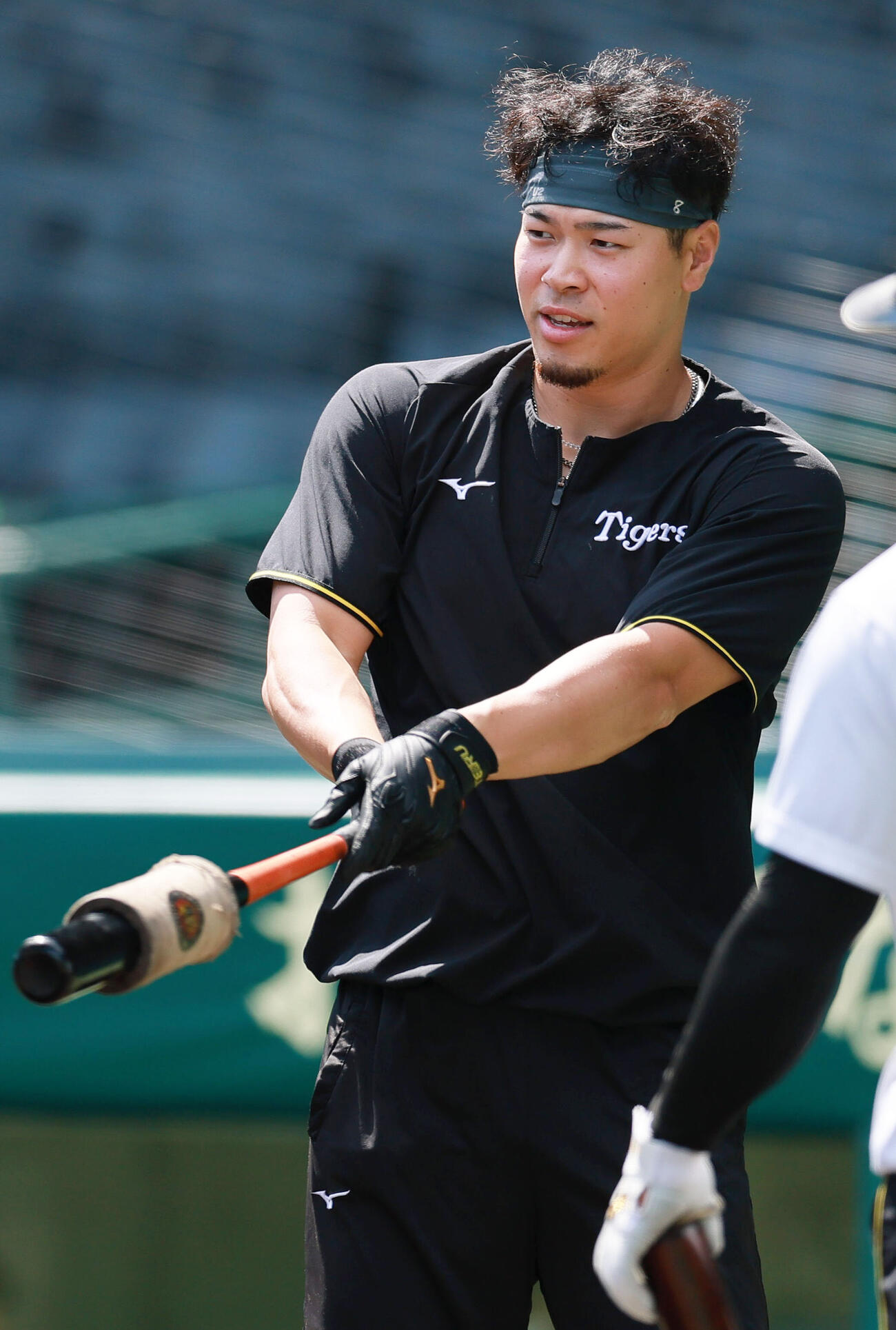 リラックスした表情で練習に励む阪神佐藤輝明（2026年7月撮影）