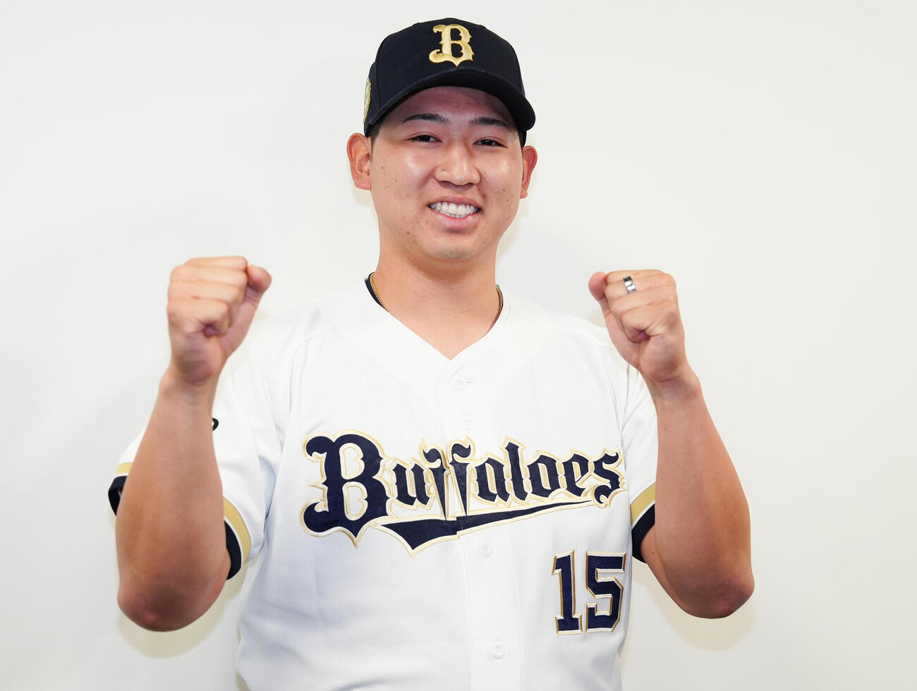監督推薦でオールスターに選ばれ、笑顔でガッツポーズするオリックス椋木蓮（撮影・鈴木みどり）
