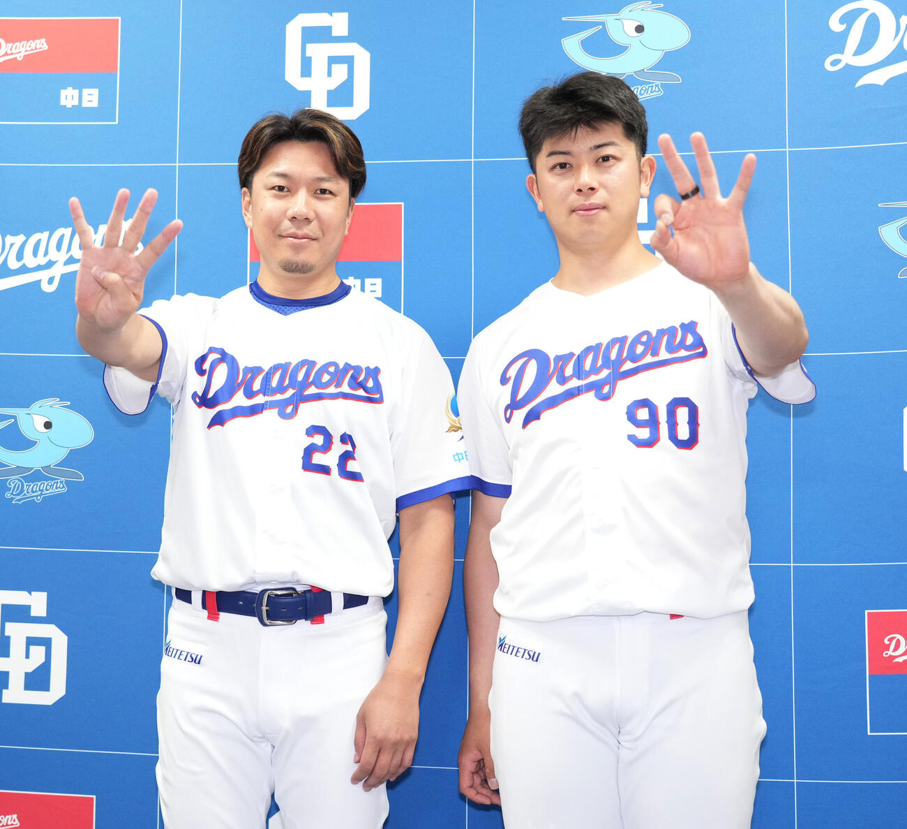 マイナビオールスターゲーム2026監督選抜・選出選手として出場が決まりポーズを決める大野雄大（左）と松山晋也（撮影・森本幸一）