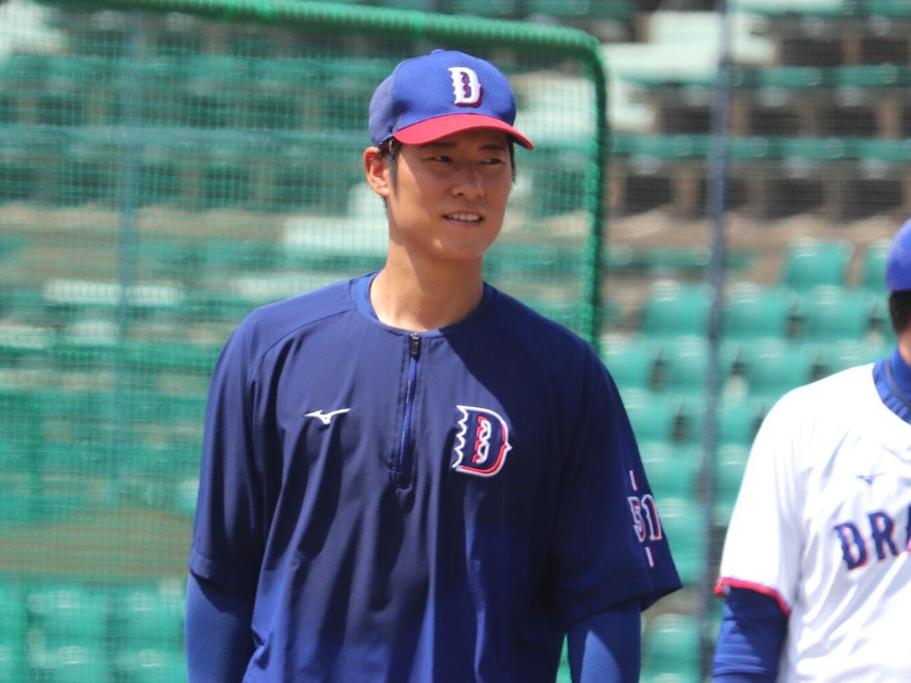 ファームDeNA戦　試合前にグラウンドに姿を見せた中日上林誠知（撮影・中島麗）