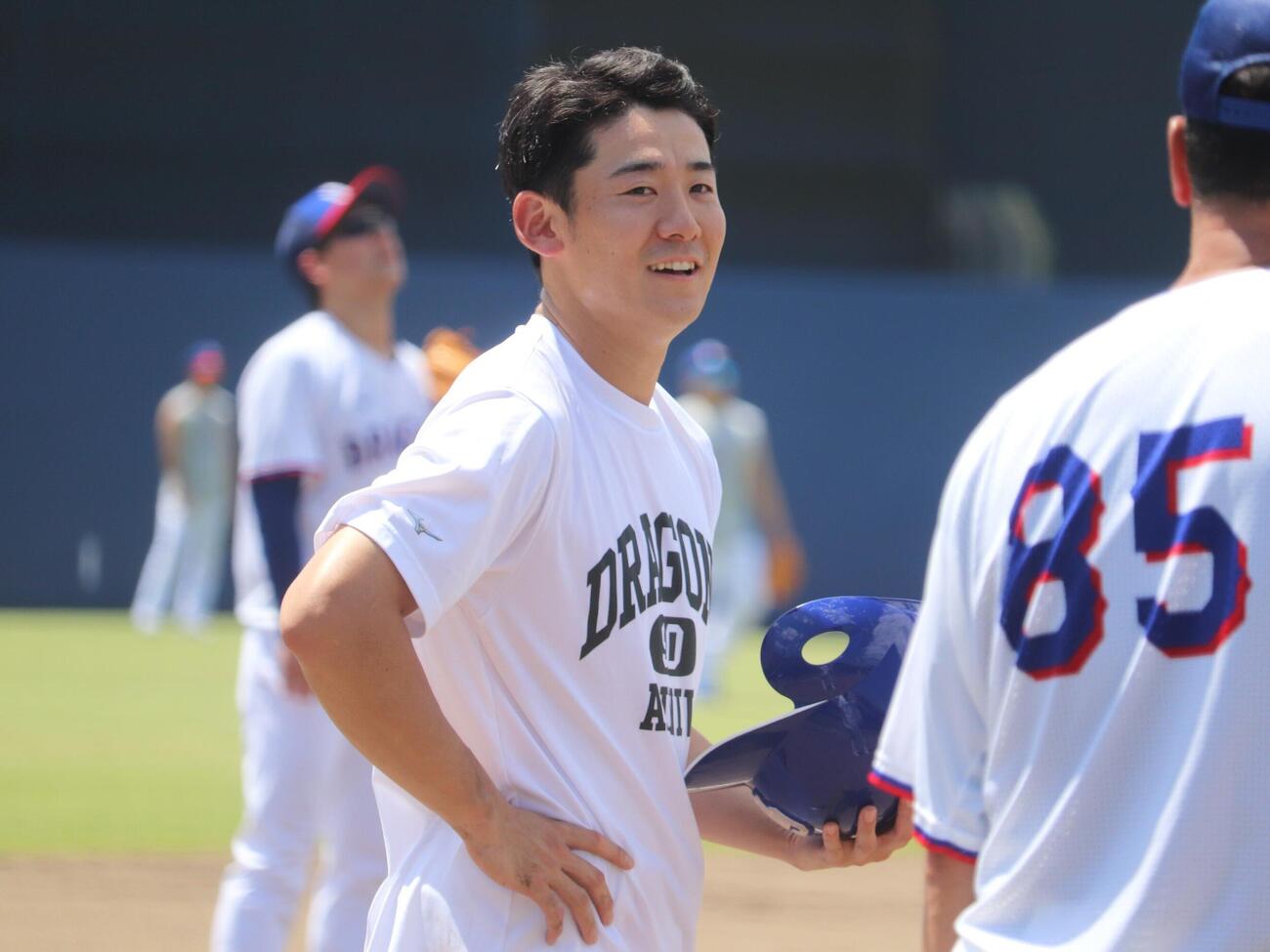 ファームDeNA戦　試合前に　渡辺博幸コーチと話す中日尾田剛樹（撮影・中島麗）