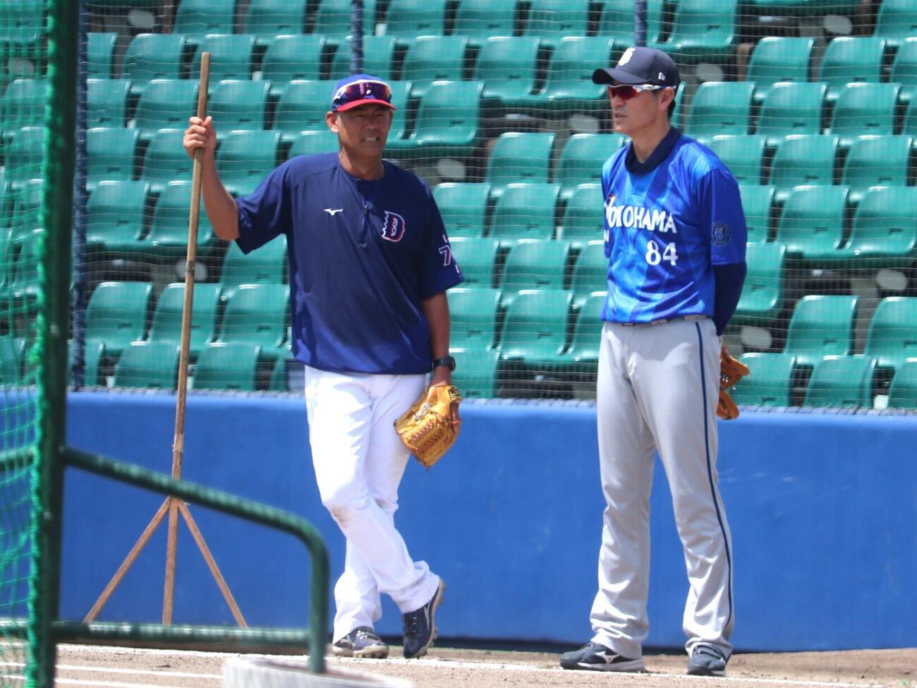 ファームDeNA戦　試合前に　DeNA上田佳範2軍コーチ（左）と話す、中日飯山裕志2軍監督（撮影・中島麗）