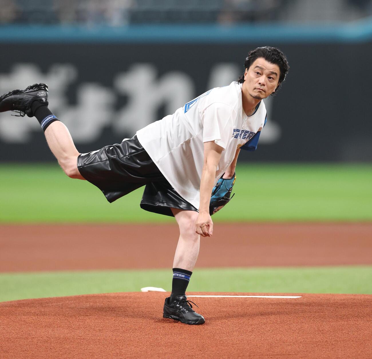 日本ハム対ソフトバンク　ファーストピッチセレモニーで投球するKREVA（撮影・黒川智章）