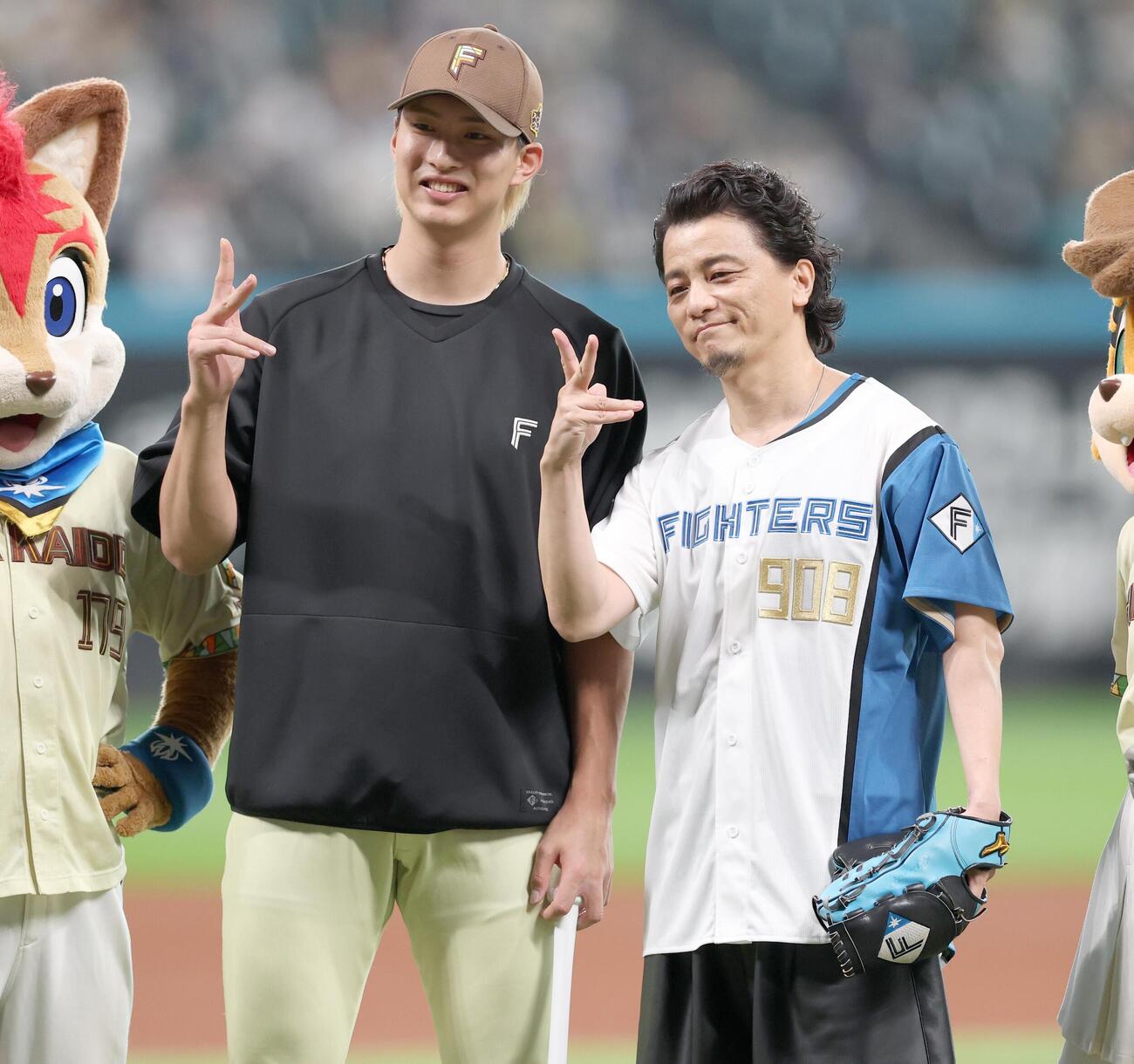 日本ハム対ソフトバンク　記念撮影する達孝太（左）とKREVA（撮影・黒川智章）