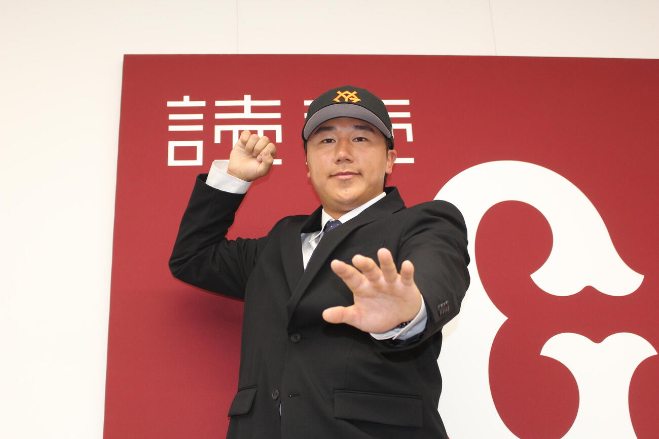 巨人と育成契約を結び会見に臨んだ李健熙