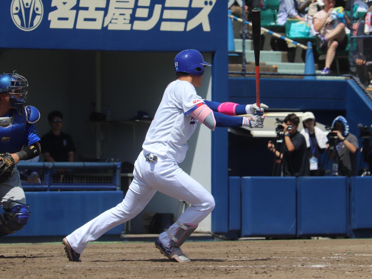 ファームDeNA戦　4回裏2死一塁で復帰後初安打の左前打を放つ中日上林誠知（撮影・中島麗）