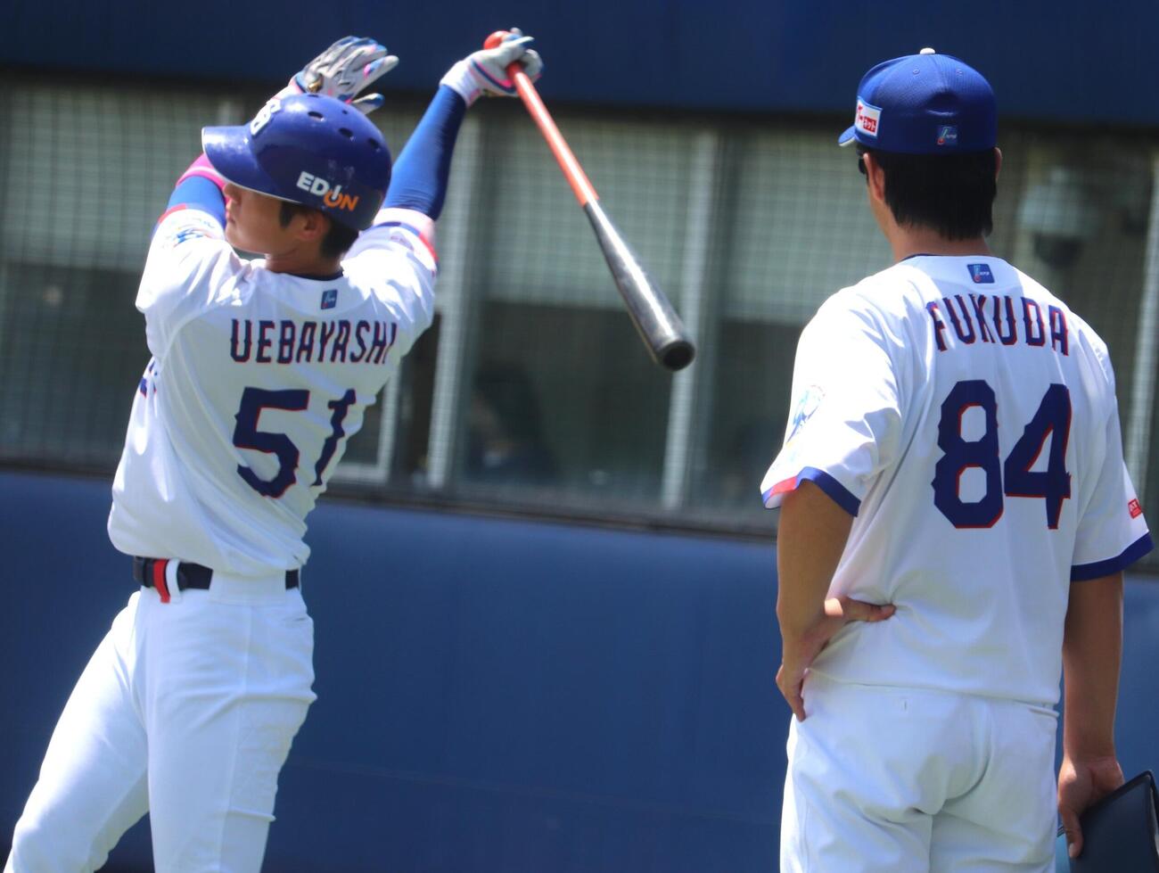 ファームDeNA戦　「6番DH」で約4カ月ぶりに実戦復帰した、中日上林誠知。ベンチ前で素振りを行う（撮影・中島麗）