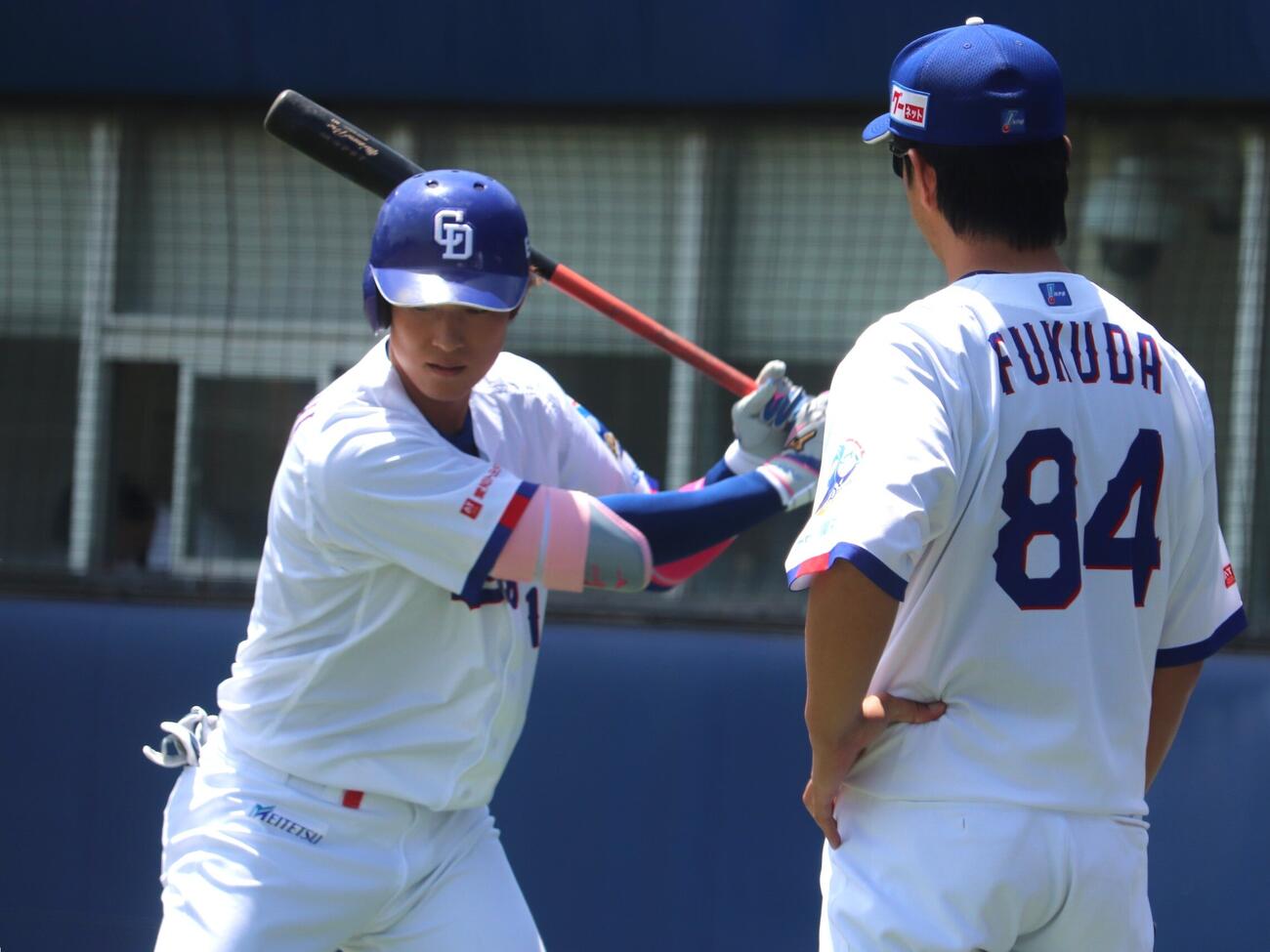ファームDeNA戦　「6番DH」で約4カ月ぶりに実戦復帰した、中日上林誠知。ベンチ前で素振りを行う（撮影・中島麗）