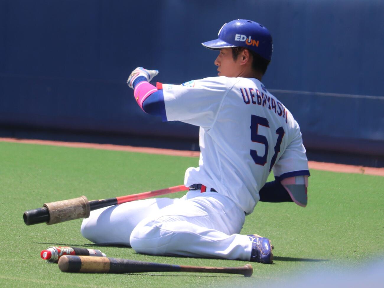 ファームDeNA戦　「6番DH」で約4カ月ぶりに実戦復帰した、中日上林誠知。打席に入る前にストレッチを行う（撮影・中島麗）