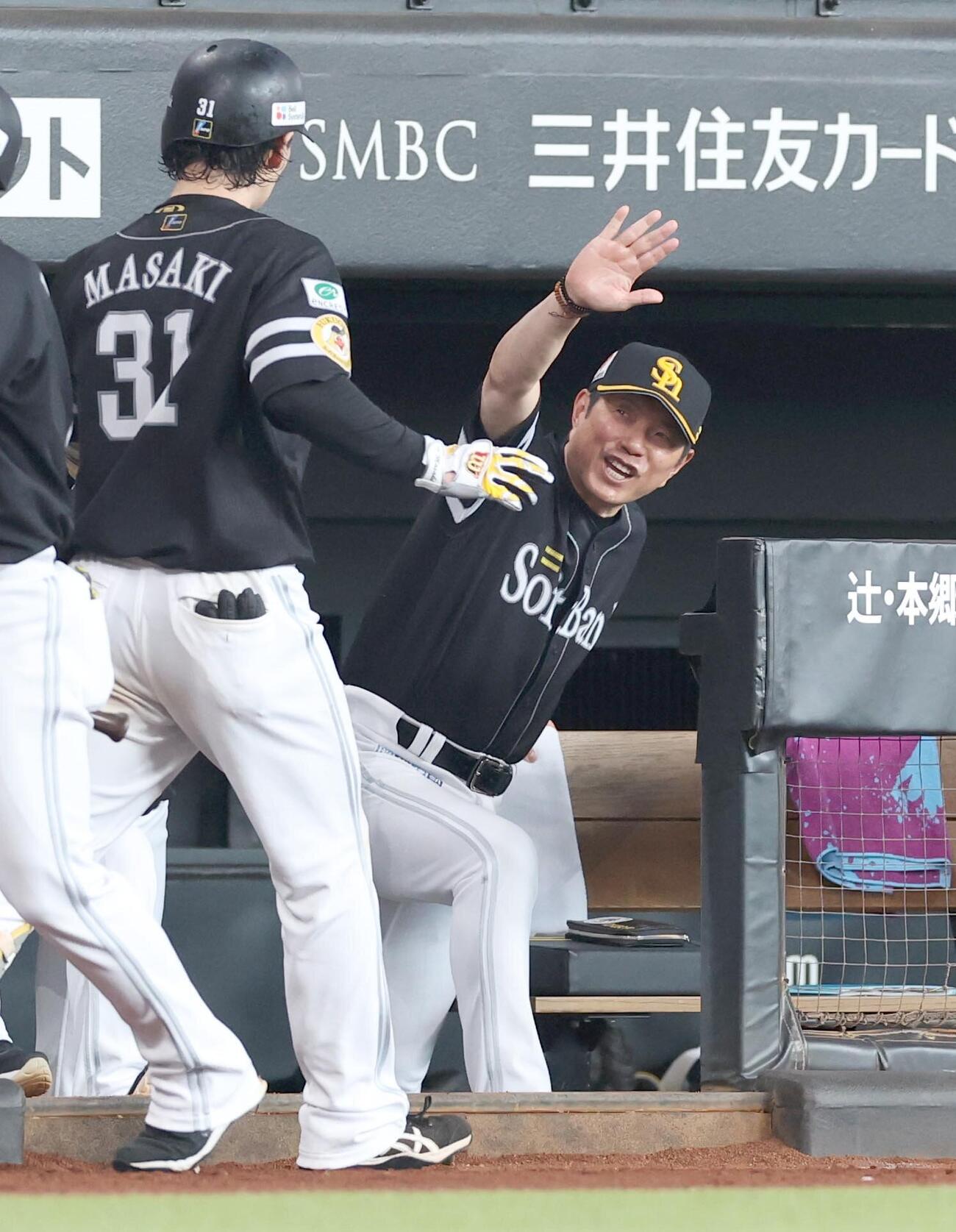 日本ハム対ソフトバンク　5回表ソフトバンク2死、本塁打を放った正木智也を出迎える小久保裕紀監督（撮影・黒川智章）