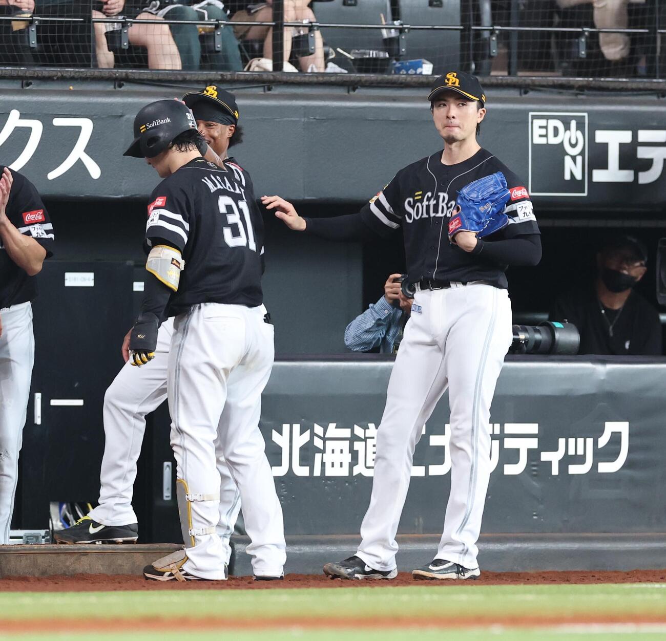 日本ハム対ソフトバンク　5回表ソフトバンク2死、本塁打を放った正木智也を出迎える上沢直之（撮影・黒川智章）