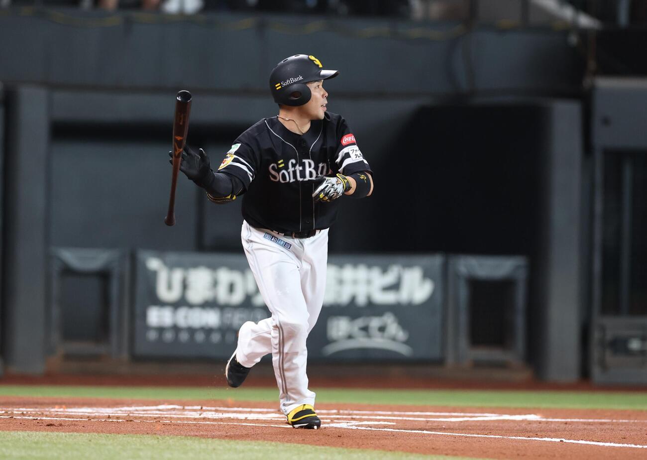 日本ハム対ソフトバンク　1回表ソフトバンク1死一塁、二塁打を放つ近藤健介（撮影・黒川智章）