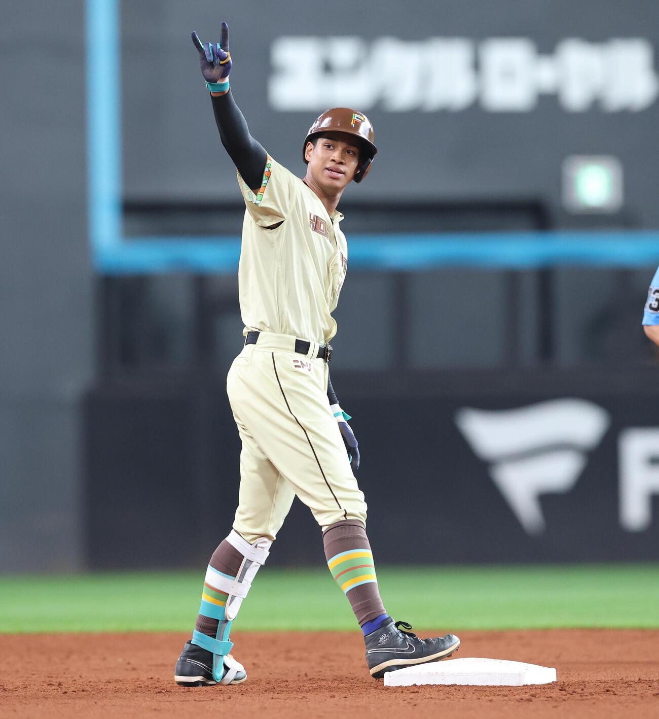 日本ハム対ソフトバンク　2回裏日本ハム無死、二塁打を放ちポーズをとる万波中正（撮影・黒川智章）