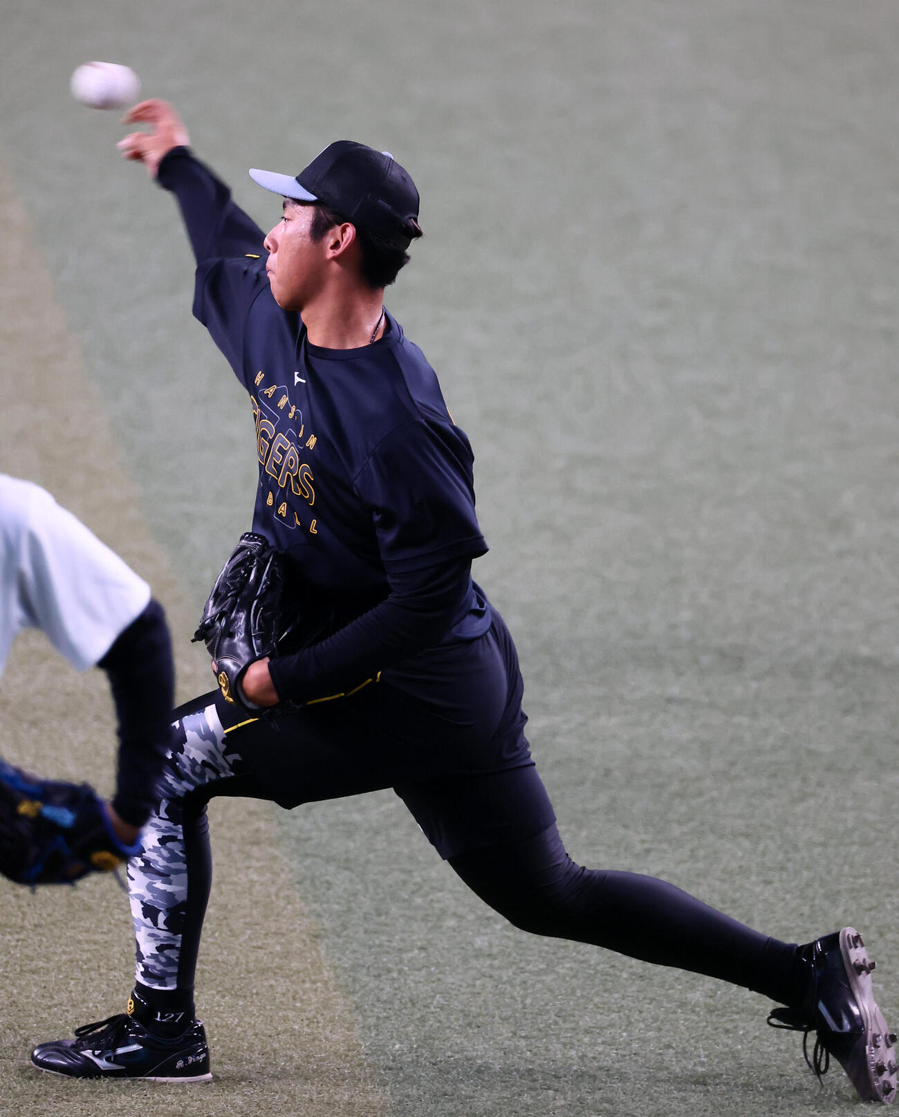 中日対阪神　練習でキャッチボールする阪神神宮僚介（撮影・加藤哉）