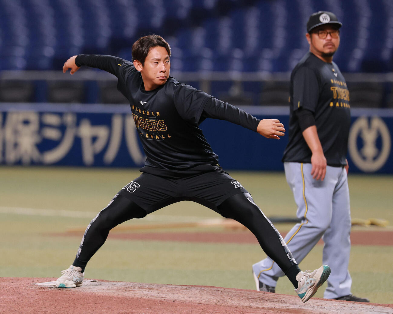 中日対阪神　バンテリンドームのマウンドを確かめる阪神神宮僚介（撮影・上山淳一）